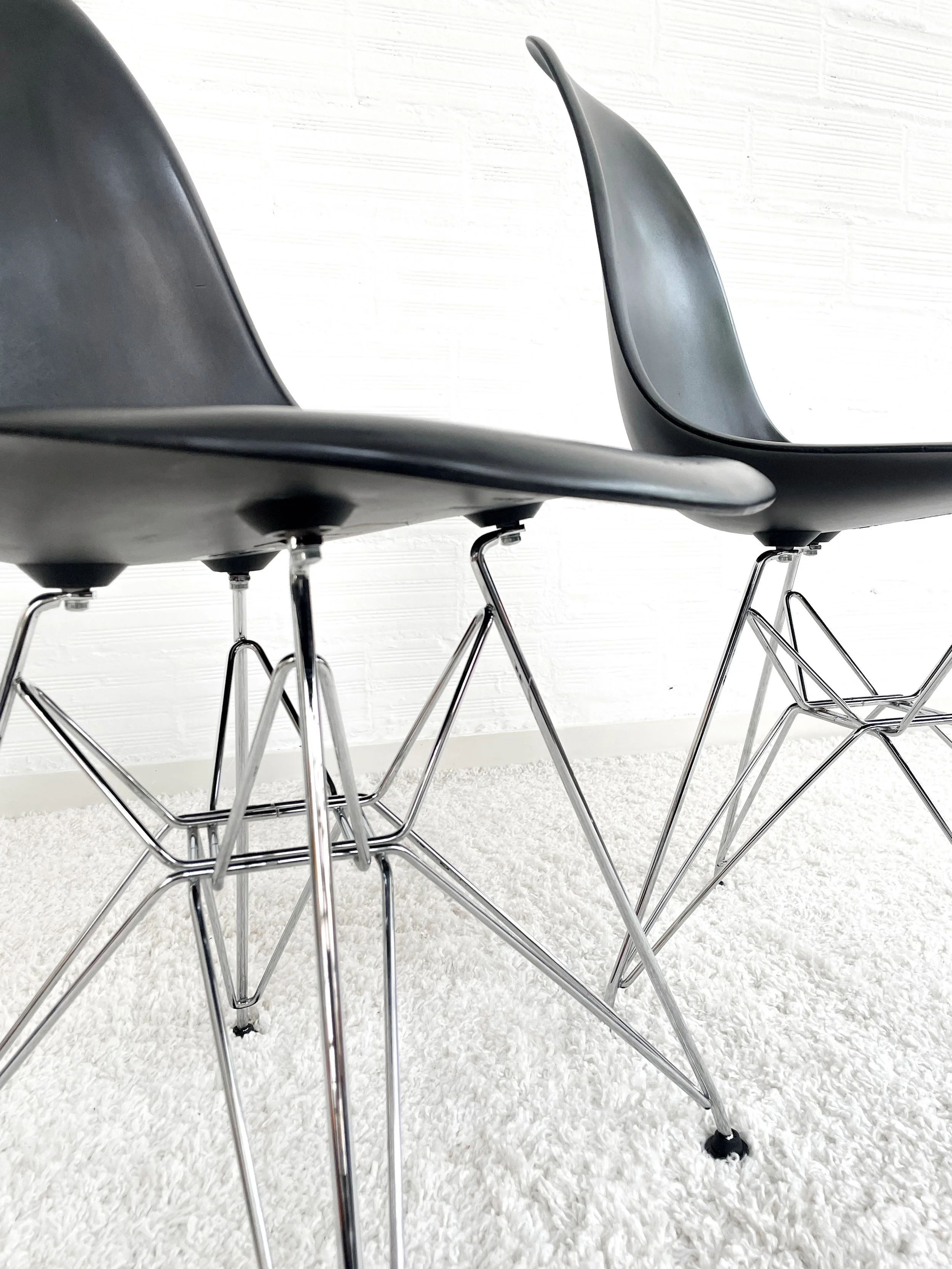 Sillas DSR de Vitra, diseñadas por Ray y Charles Eames. Monda Lironda Vintage