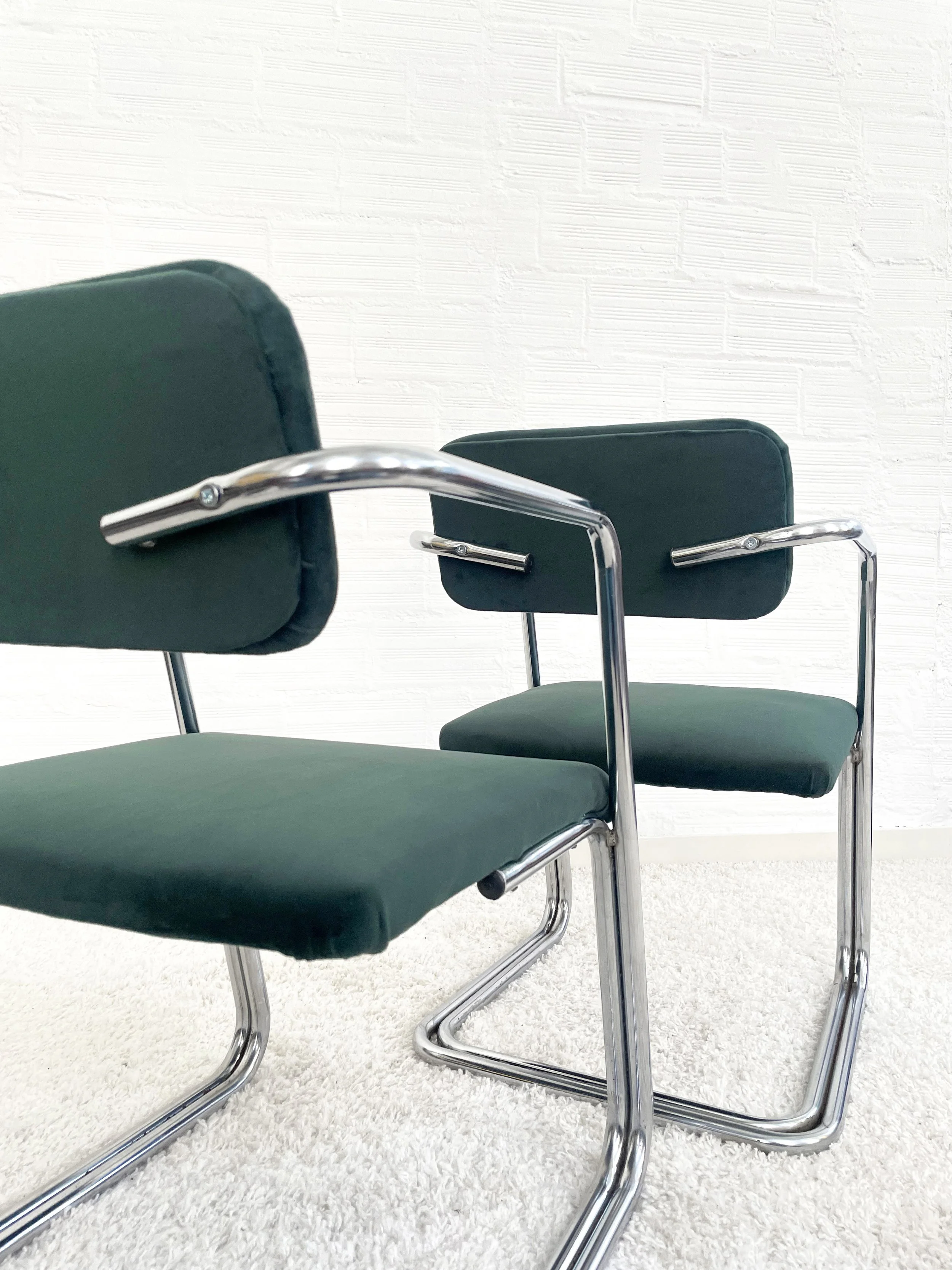 Sillas  vintage cantilever con apoyabrazos. 70s. Tapizado terciopelo verde botella. Monda Lironda Vintage
