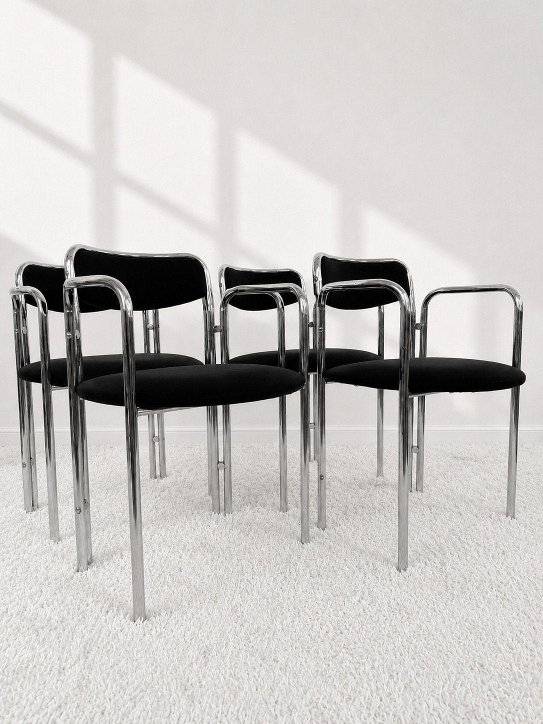 Silla vintage de estructura cromada doble y terciopelo negro. 70s. Monda Lironda Vintage