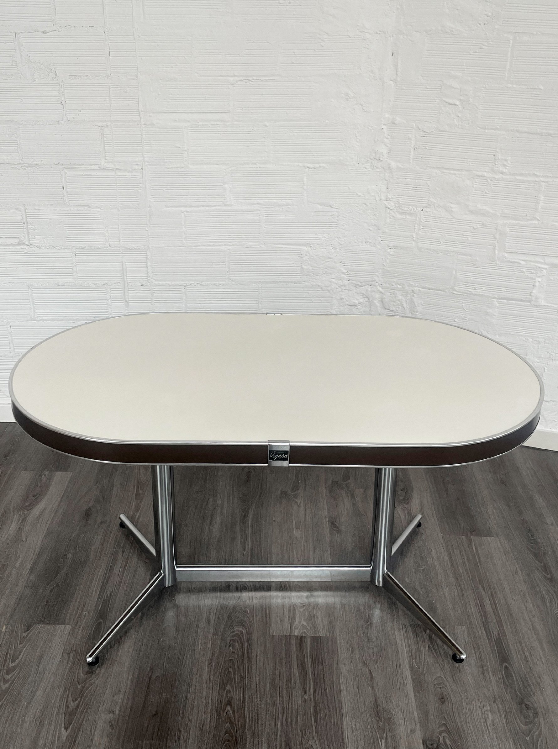 Mesa comedor ovalada Vegasa. 60s. Monda Lironda Vintage