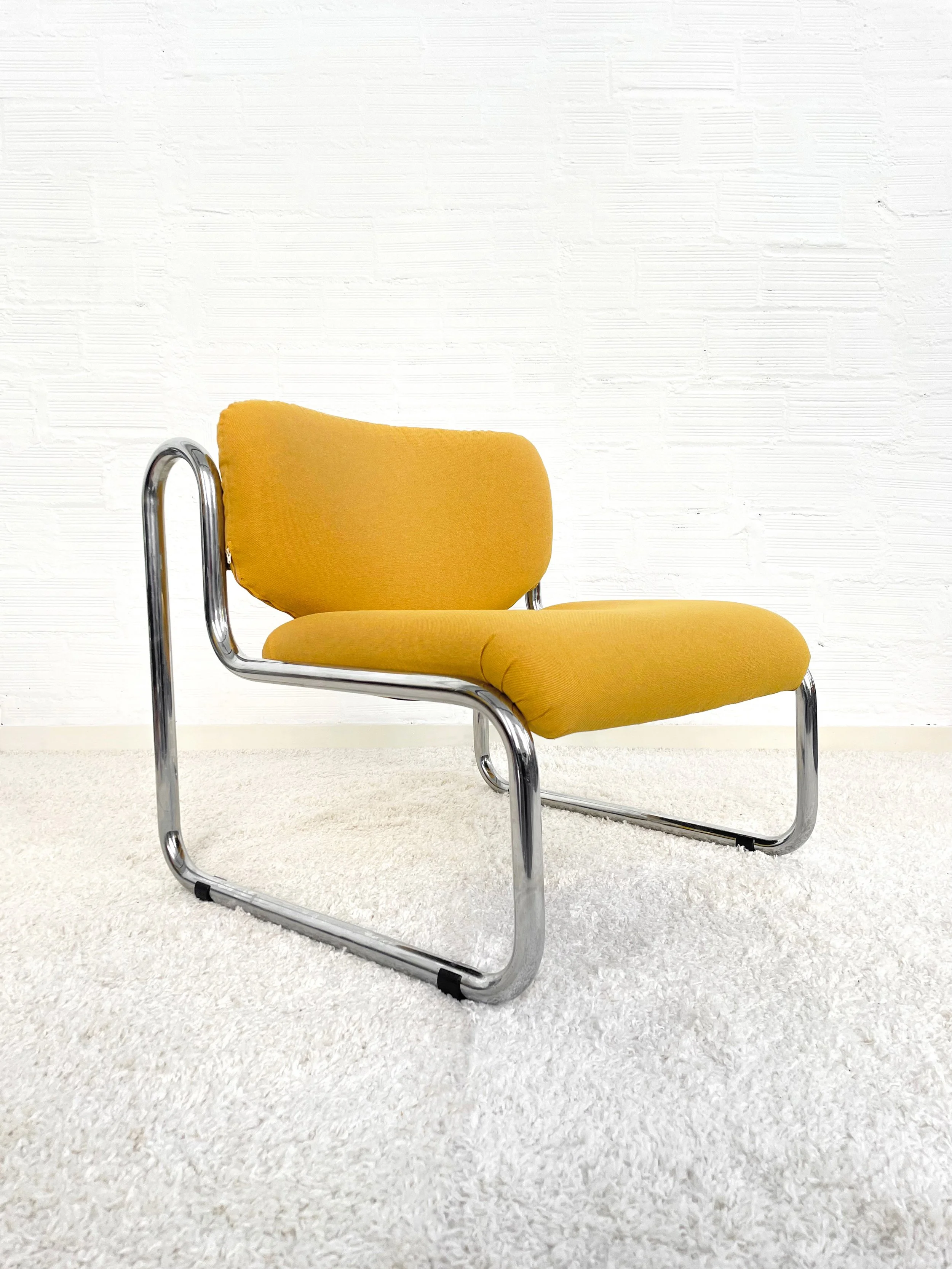 Butaca Egara. Tapizado mostaza. Italia 70s. Monda Lironda Vintage