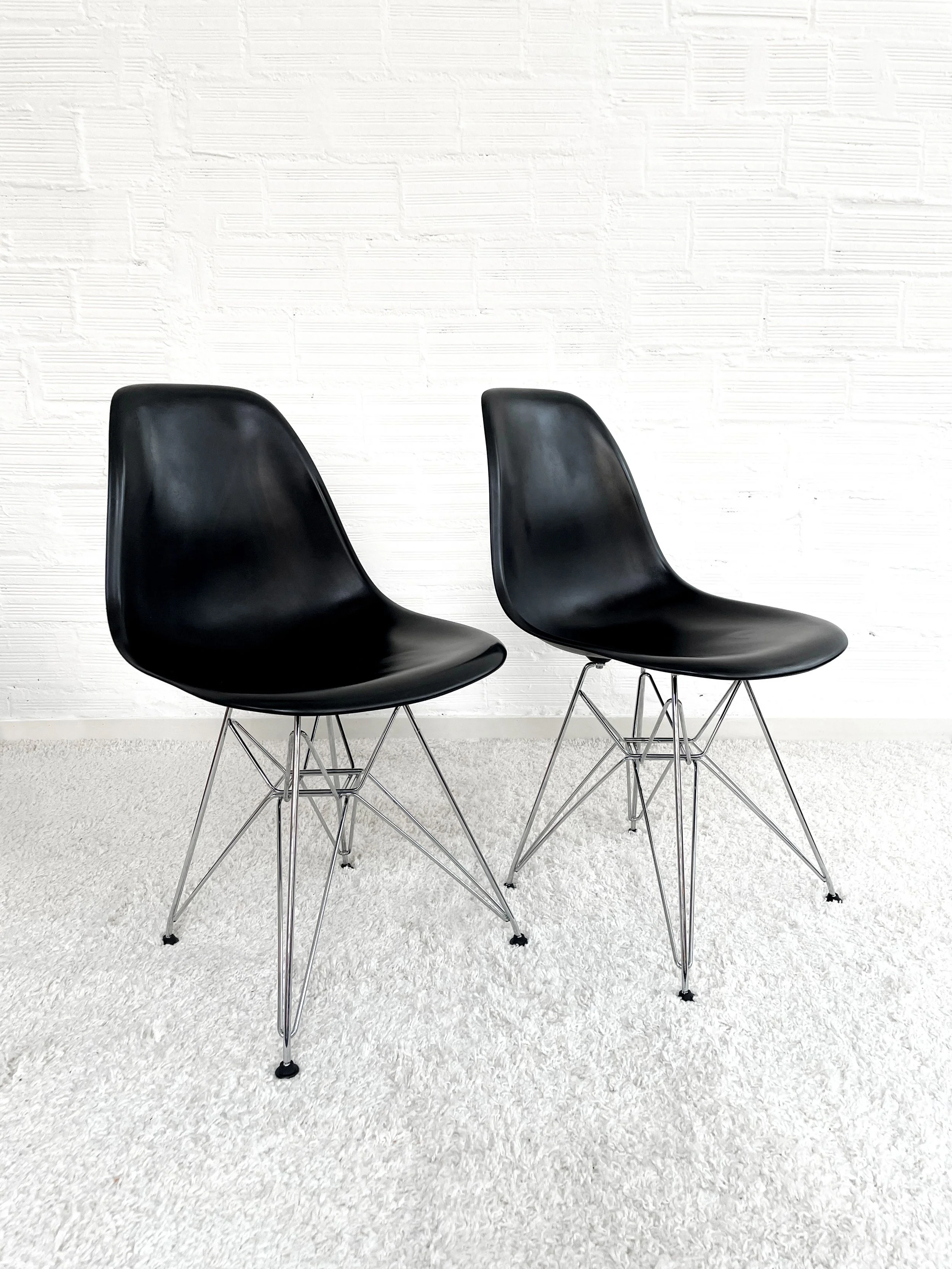 Sillas DSR de Vitra, diseñadas por Ray y Charles Eames. Monda Lironda Vintage