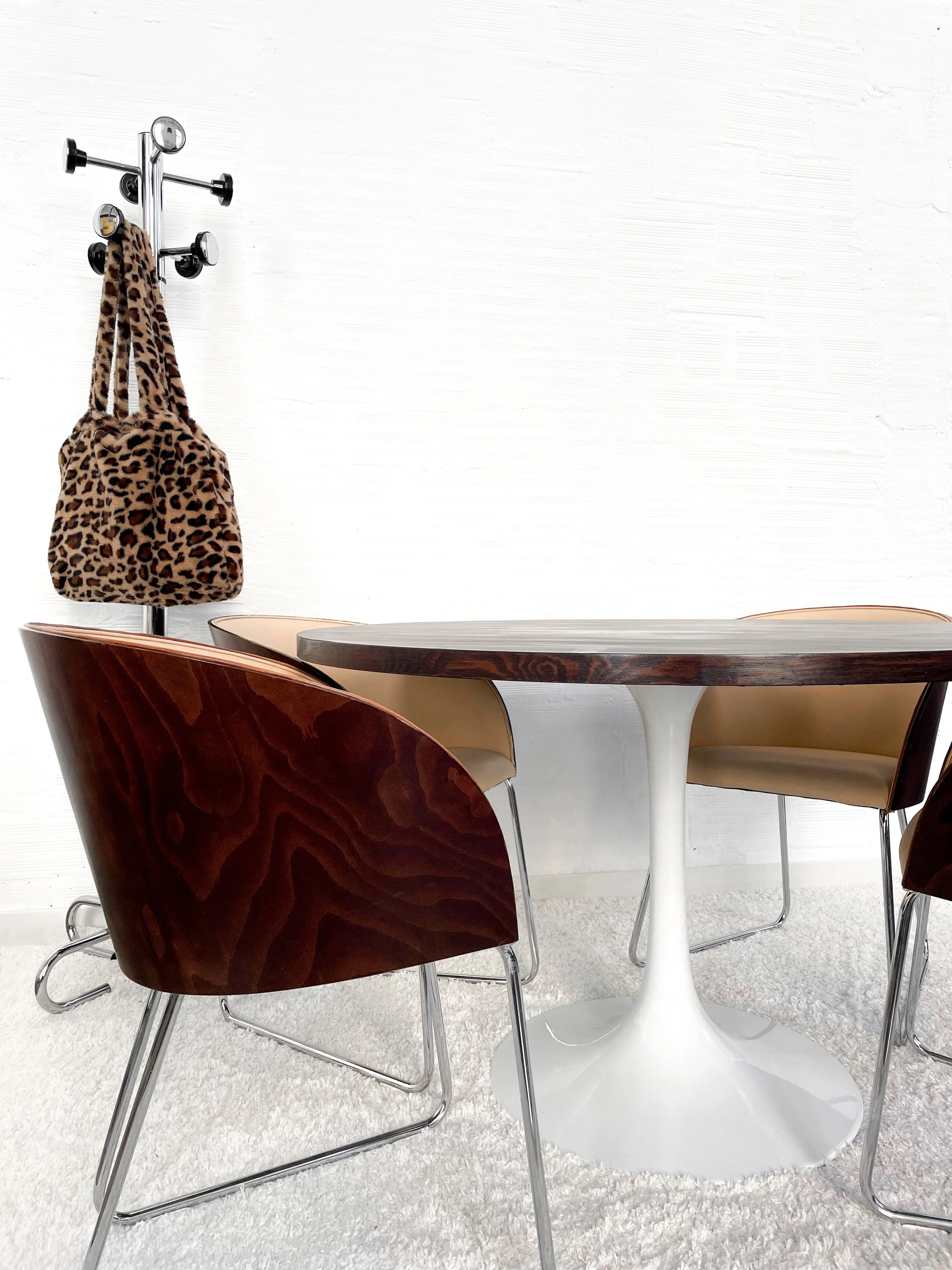 Mesa comedor vintage. Sobre de madera. Pie Tulip. Monda Lironda Vintage