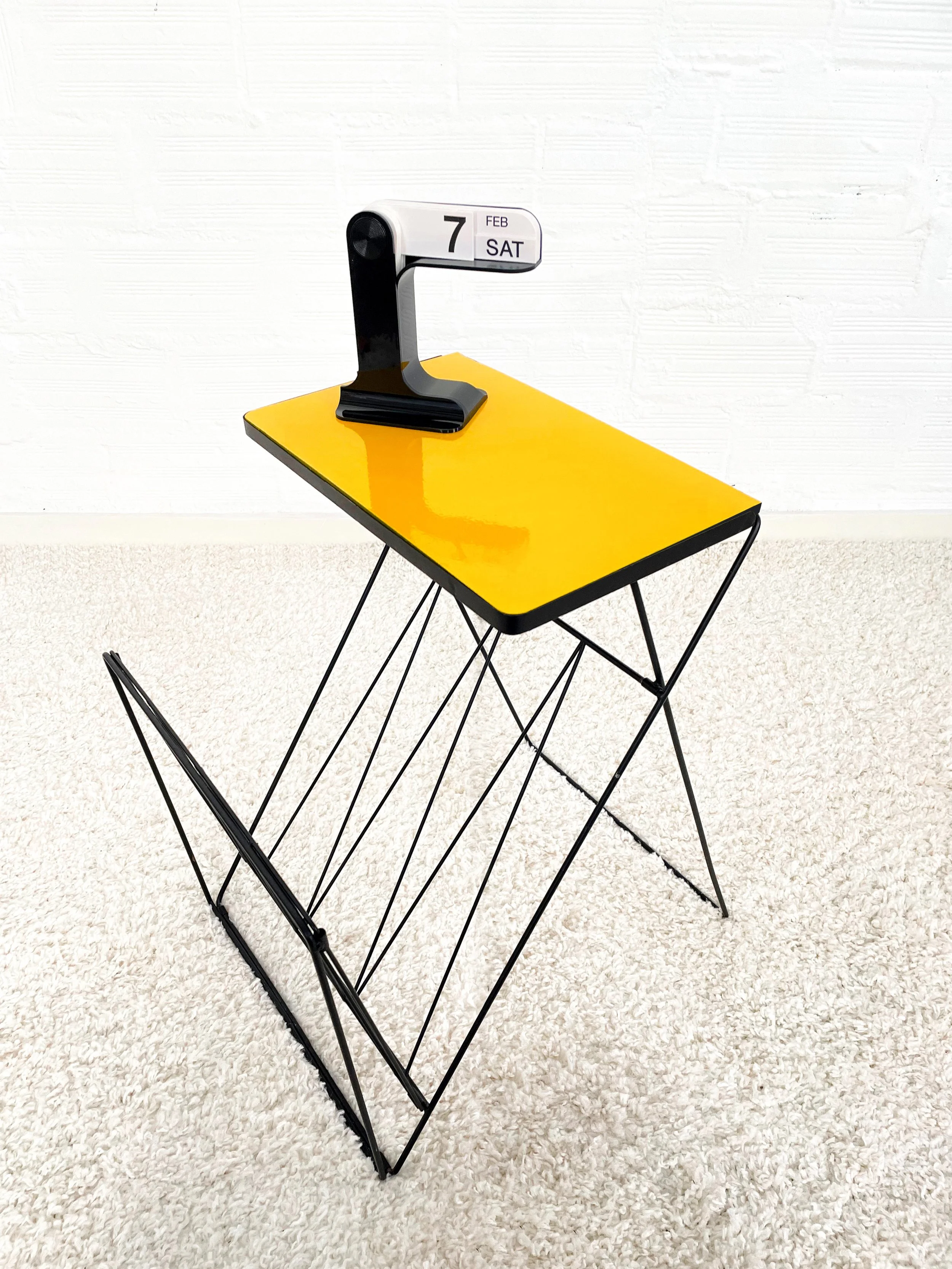 Mesita auxiliar revistero. 60s