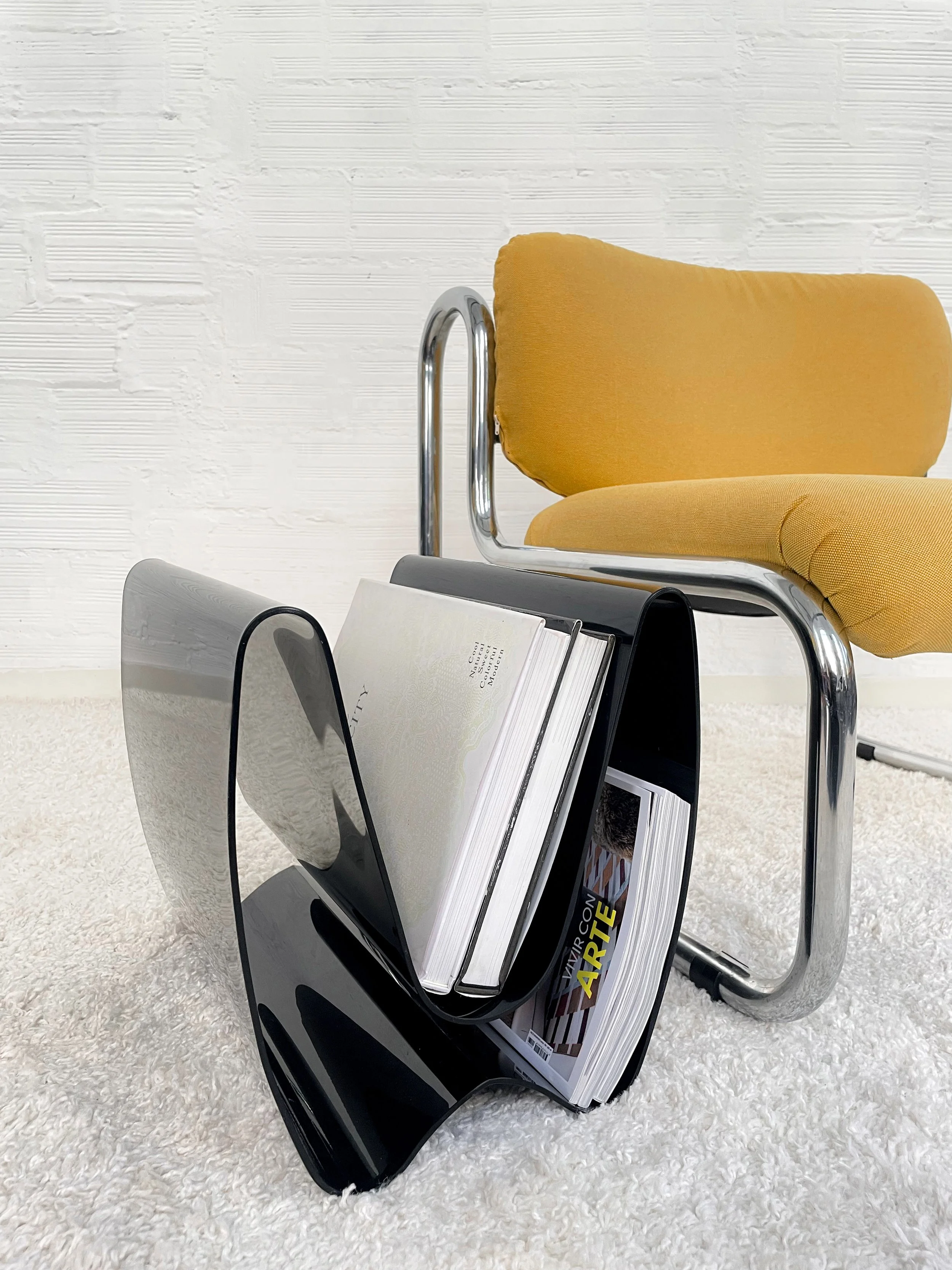 Revistero postmoderno de plexiglás. Italia 80s. Monda Lironda Vintage