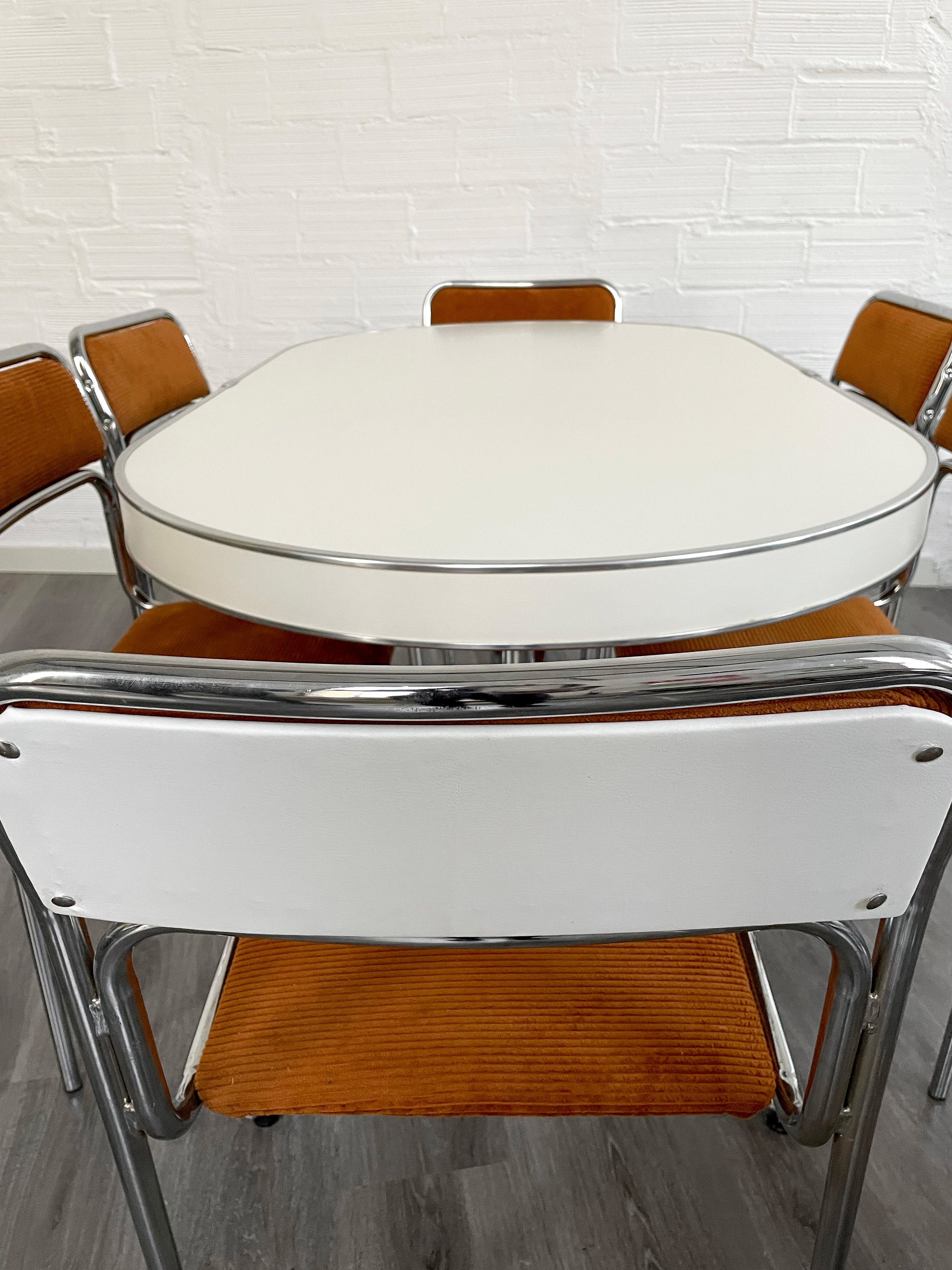 Mesa comedor ovalada Vegasa. Color blanco. 60s. Monda Lironda Vintage