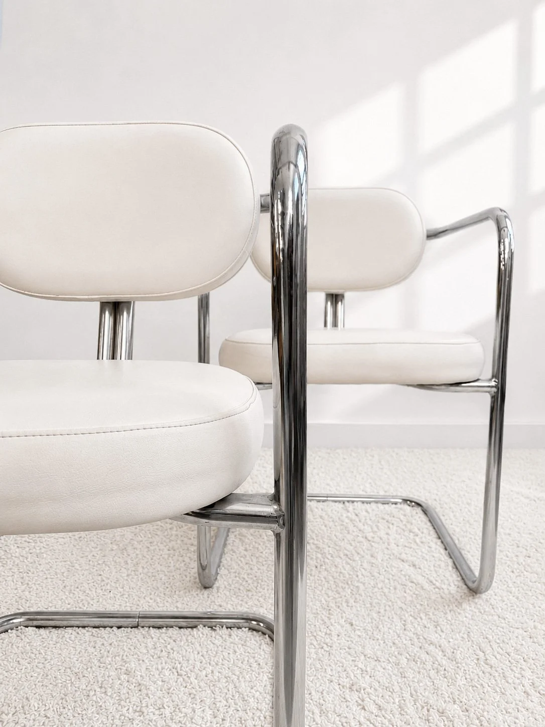 Sillas cantilever Space Age. Tapizado polipiel blanco. 70s. Monda Lironda Vintage