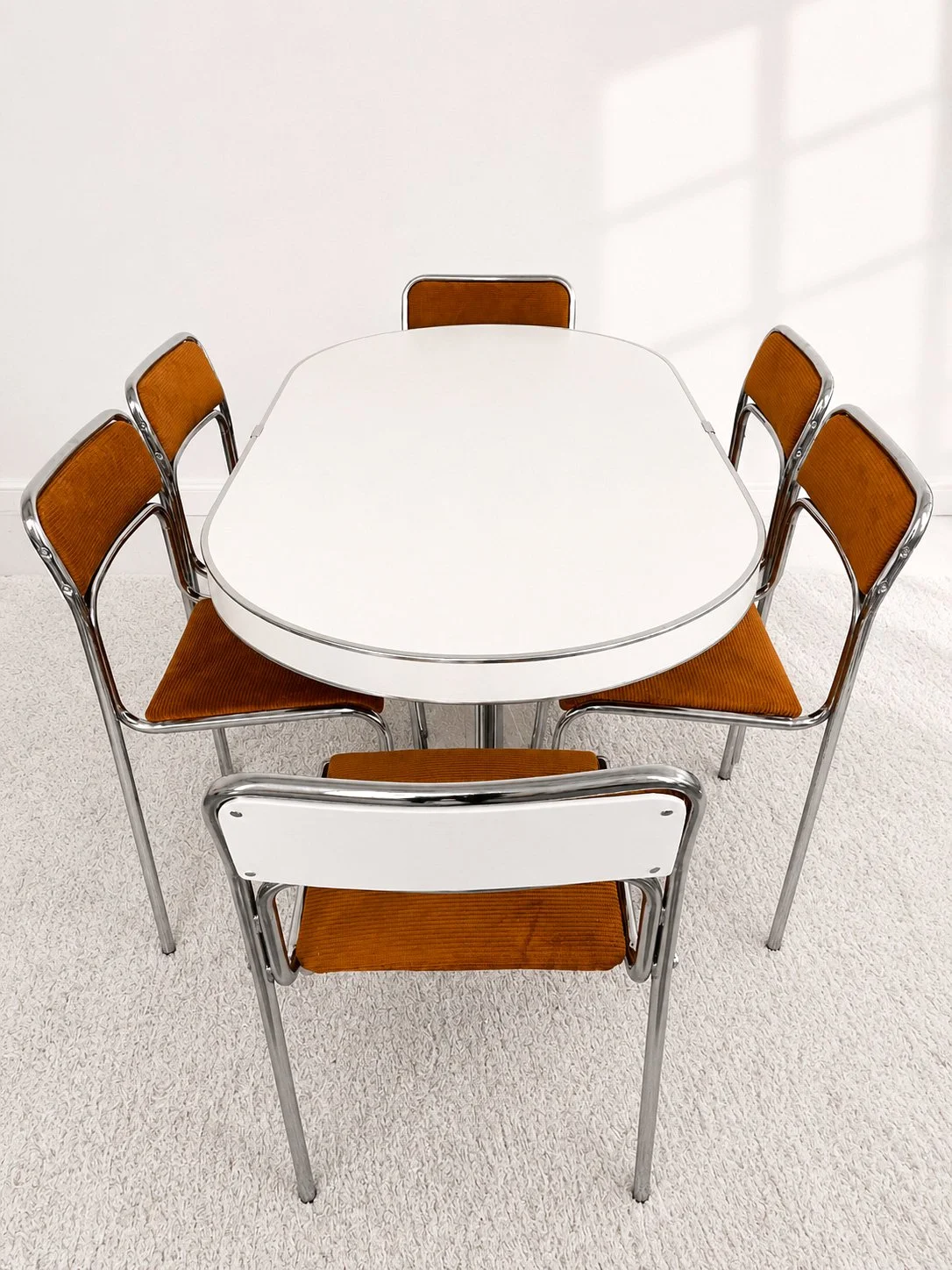 Mesa comedor ovalada Vegasa. Color blanco. 60s. Monda Lironda Vintage