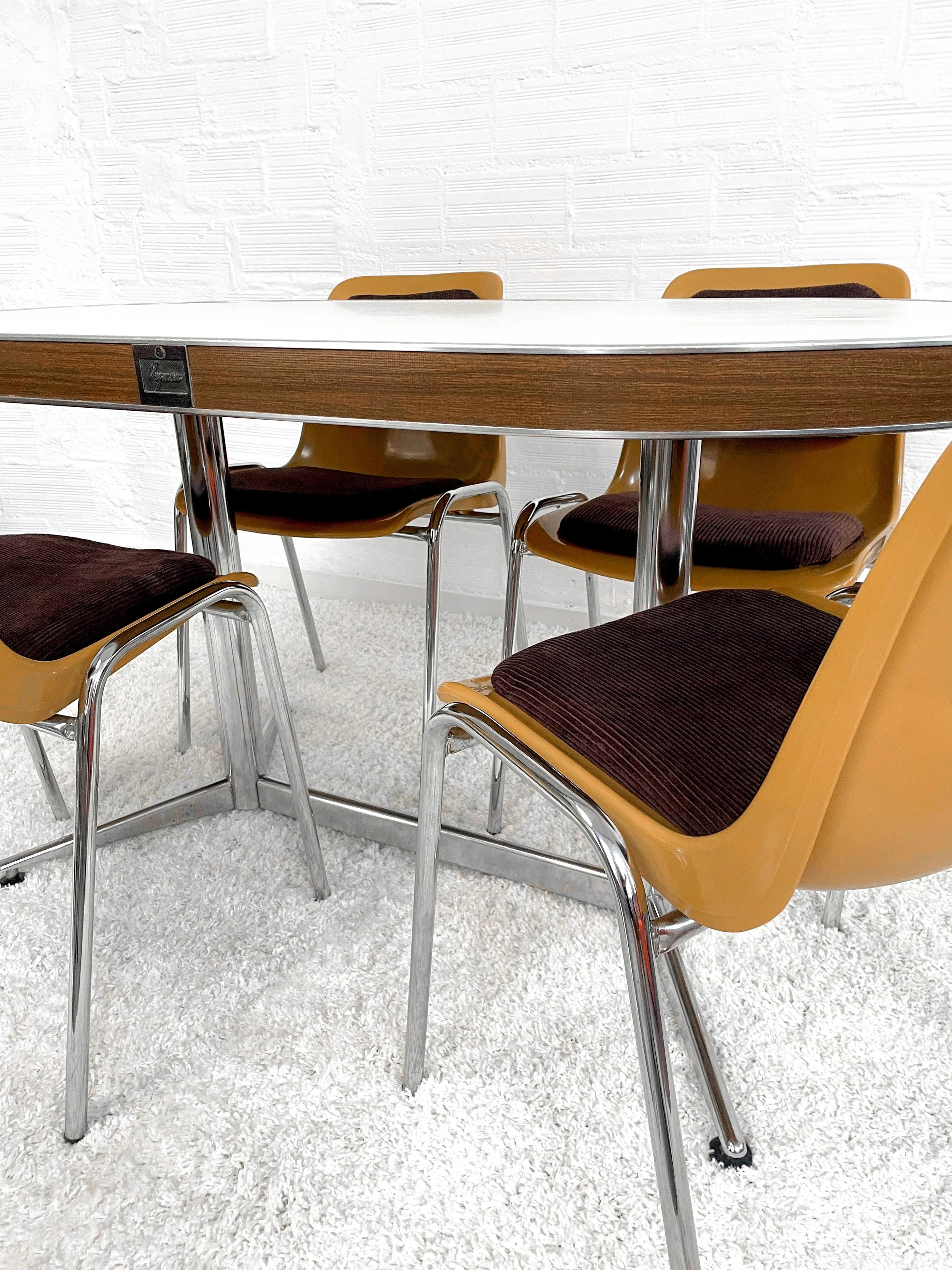 Mesa comedor ovalada Vegasa. Color Nogal. 60s. Monda Lironda Vintage