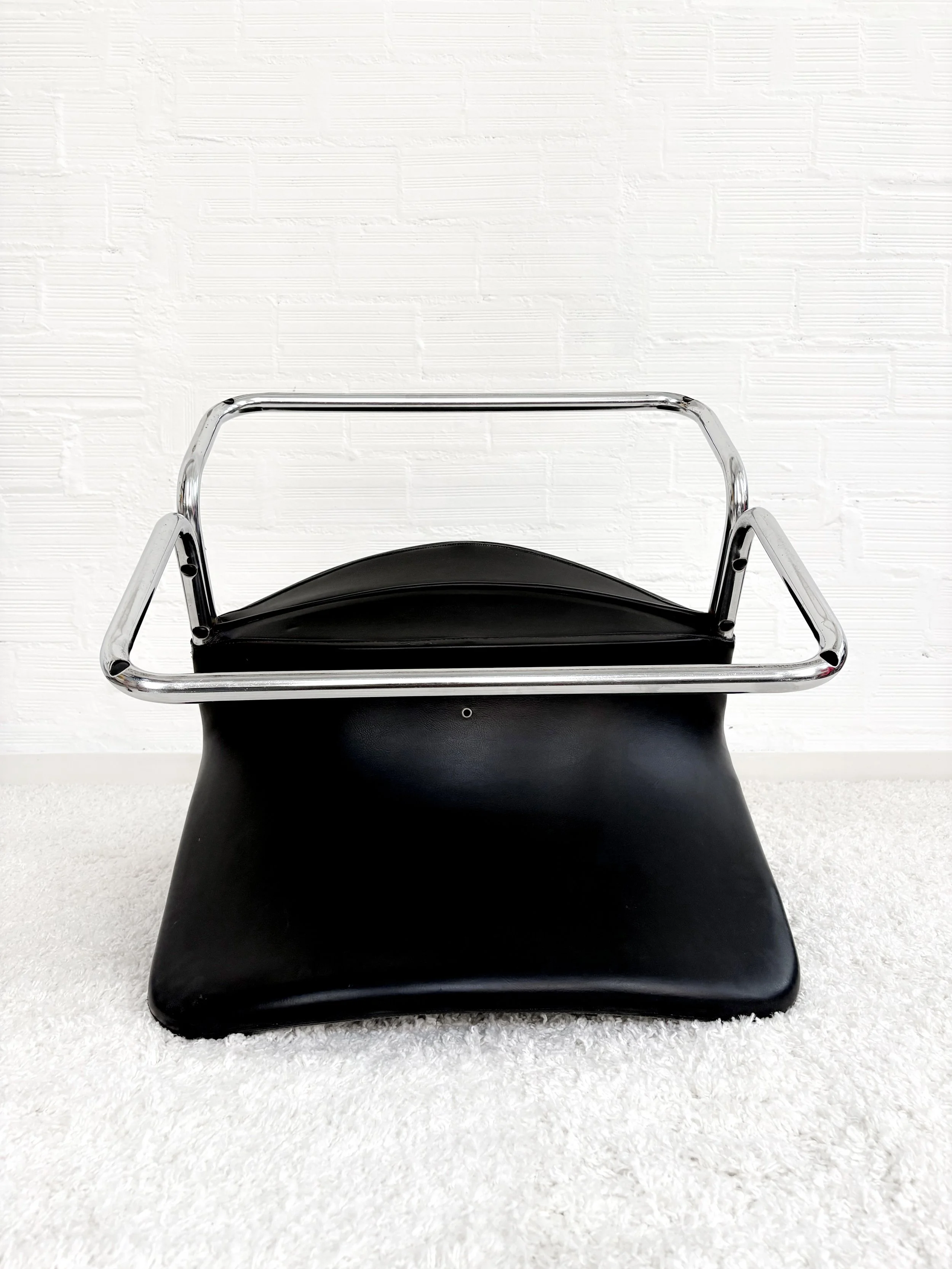 Butaca vintage cantilever. Estructura tubular acero cromado. Piel. Monda Lironda vintage 70s