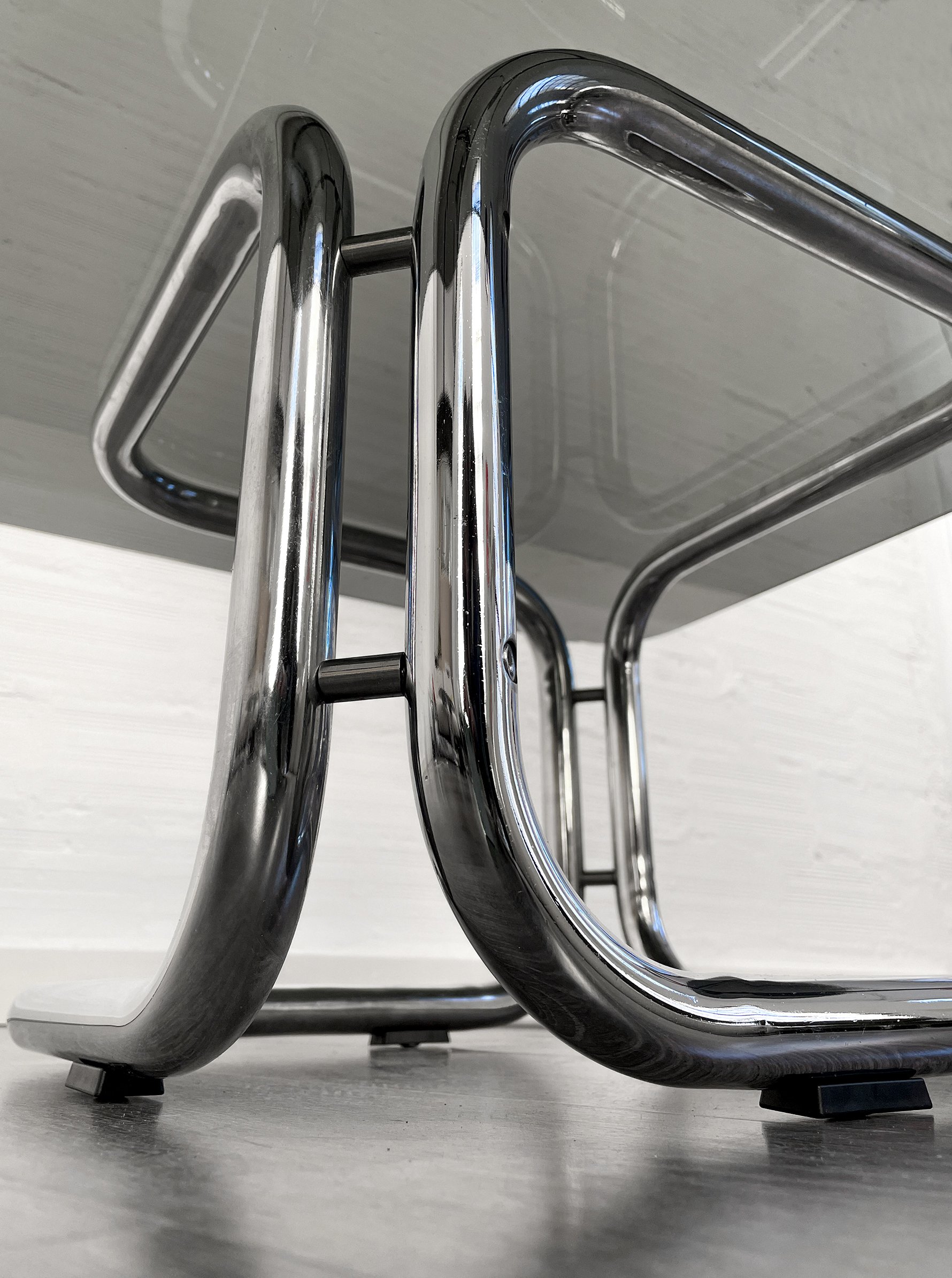 Mesa auxiliar cuadrada con estructura tubular cromada. Bauhaus. Monda Lironda Vintage