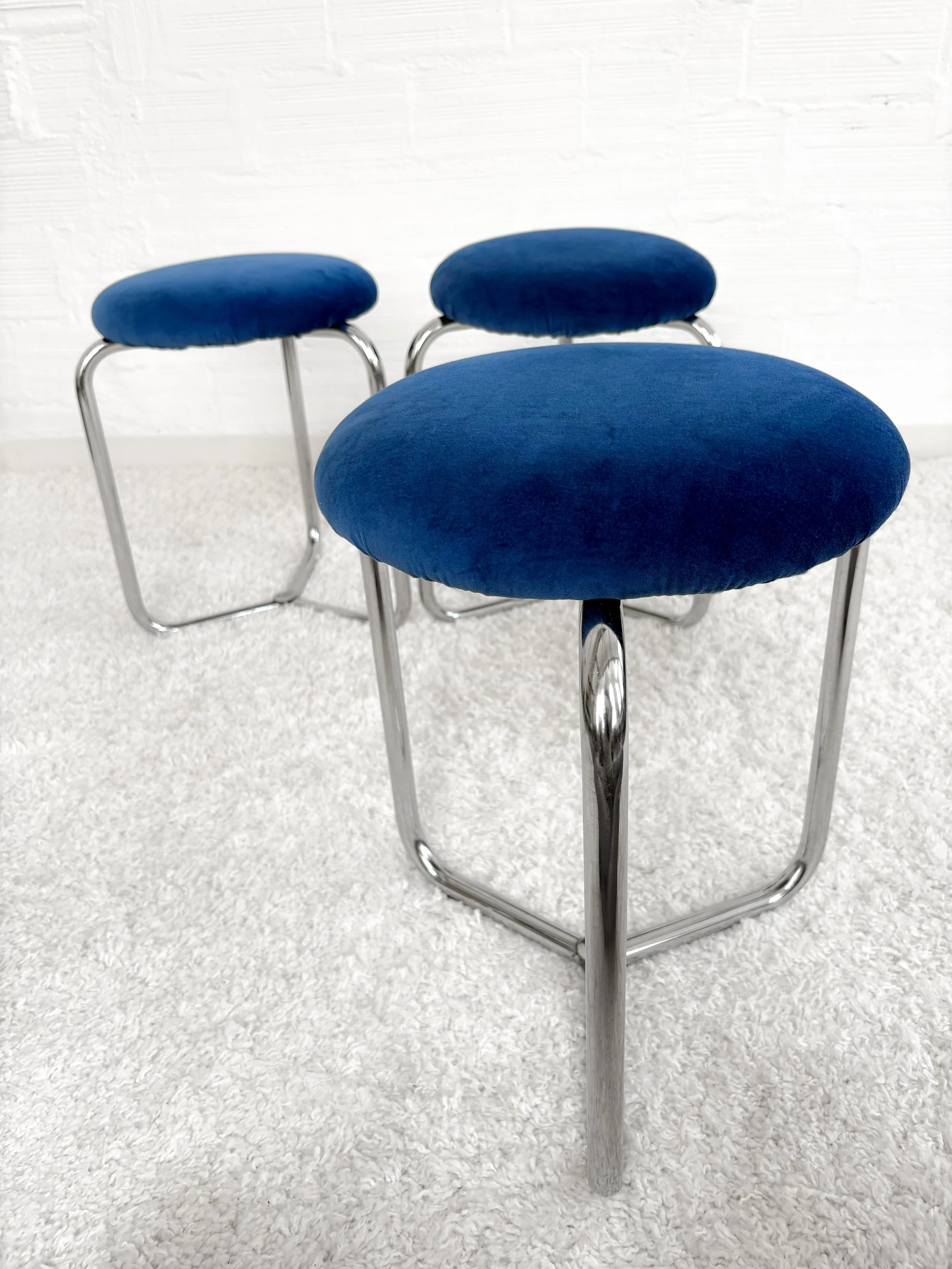 Taburetes bajos space age. Azul índigo. Estructura cromada. 70s. Monda Lironda Vintage