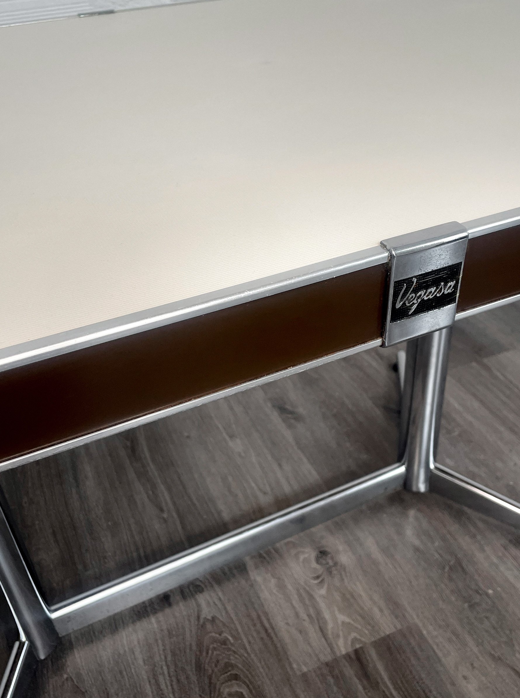 Mesa comedor ovalada Vegasa. 60s