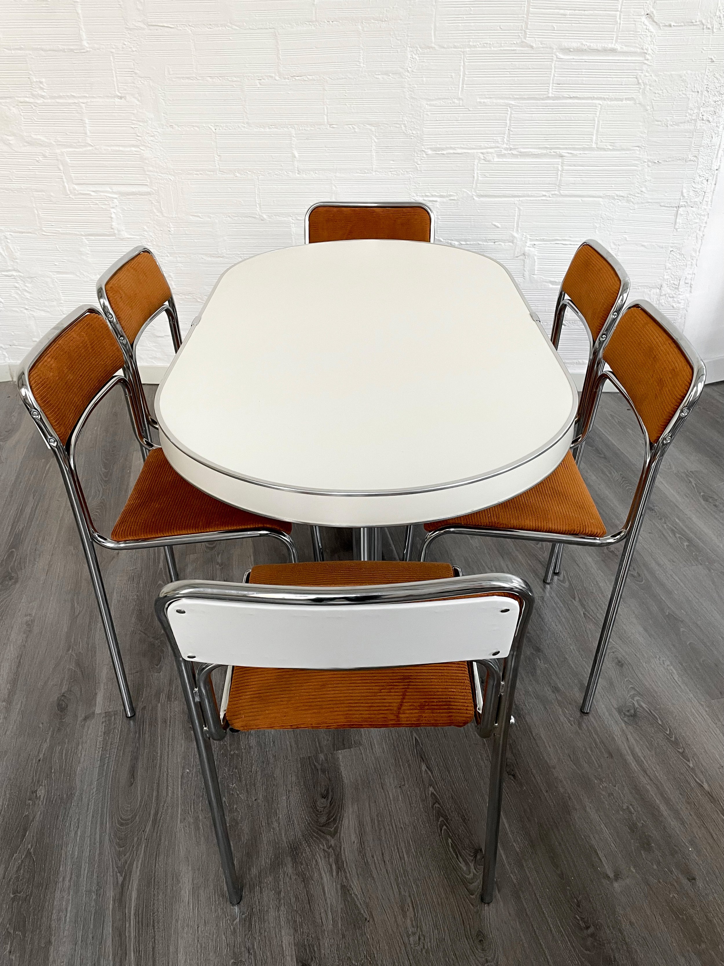 Mesa comedor ovalada Vegasa. Color blanco. 60s. Monda Lironda Vintage