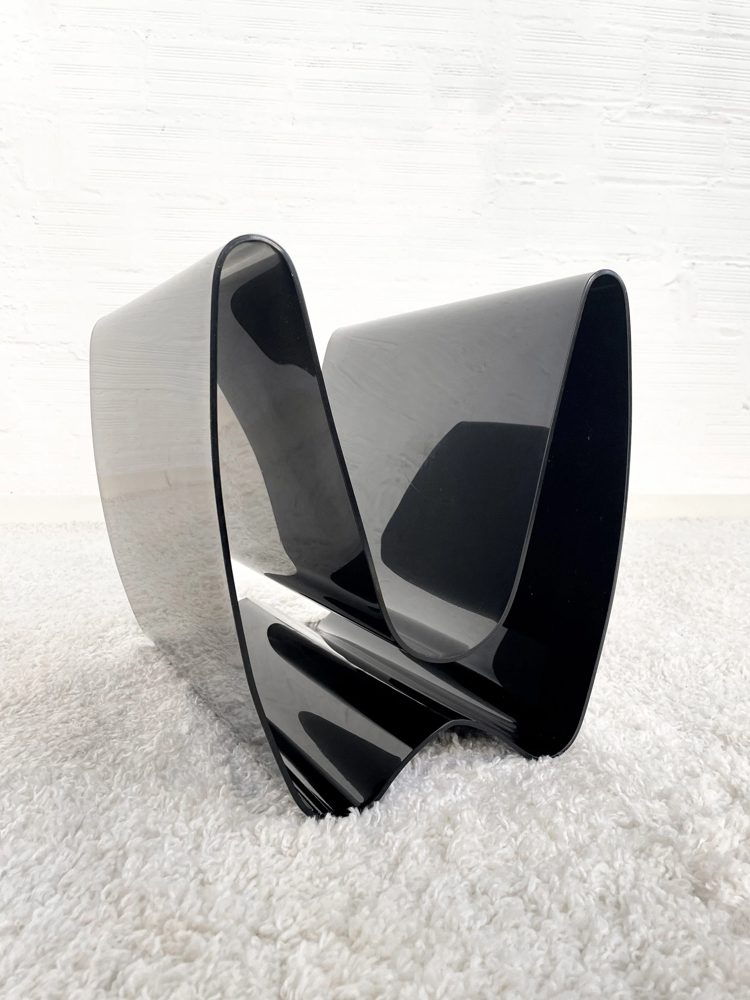 Revistero postmoderno de plexiglás. Italia 80s. Monda Lironda Vintage