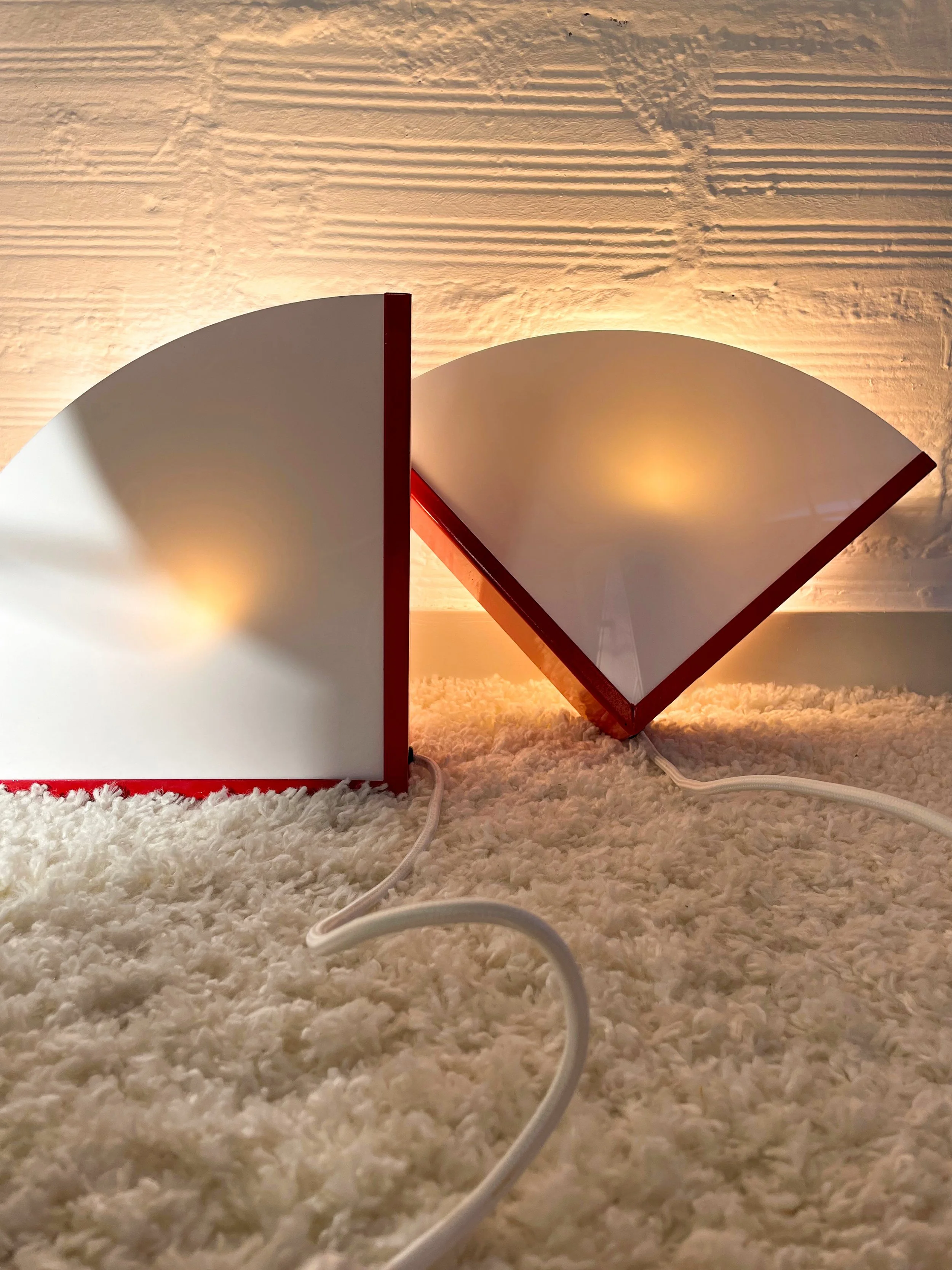 Lámpara vintage de diseño geométrico triangular. 80s. Monda Lironda Vintage