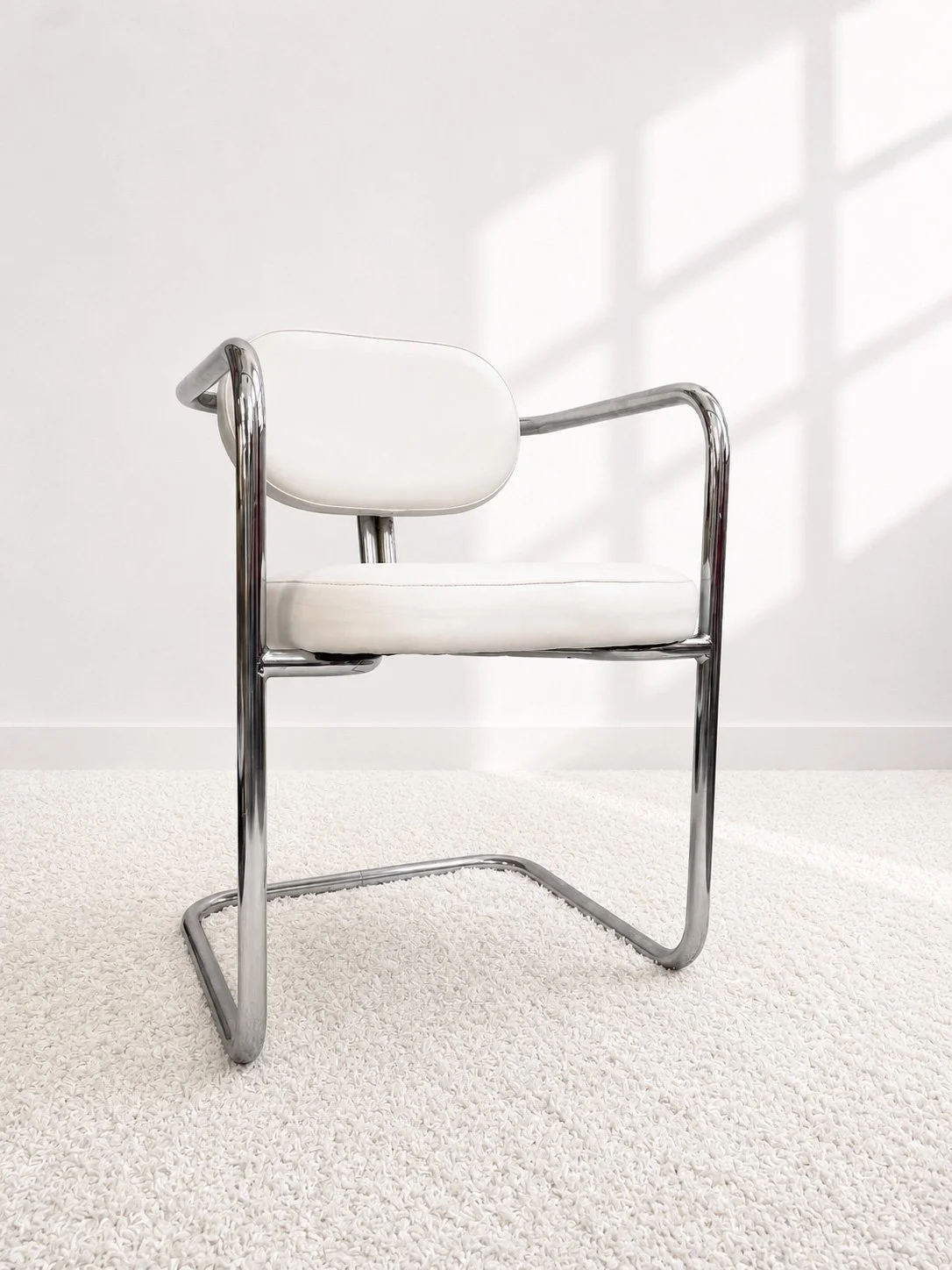 Sillas cantilever Space Age. Tapizado polipiel blanco. 70s. Monda Lironda Vintage