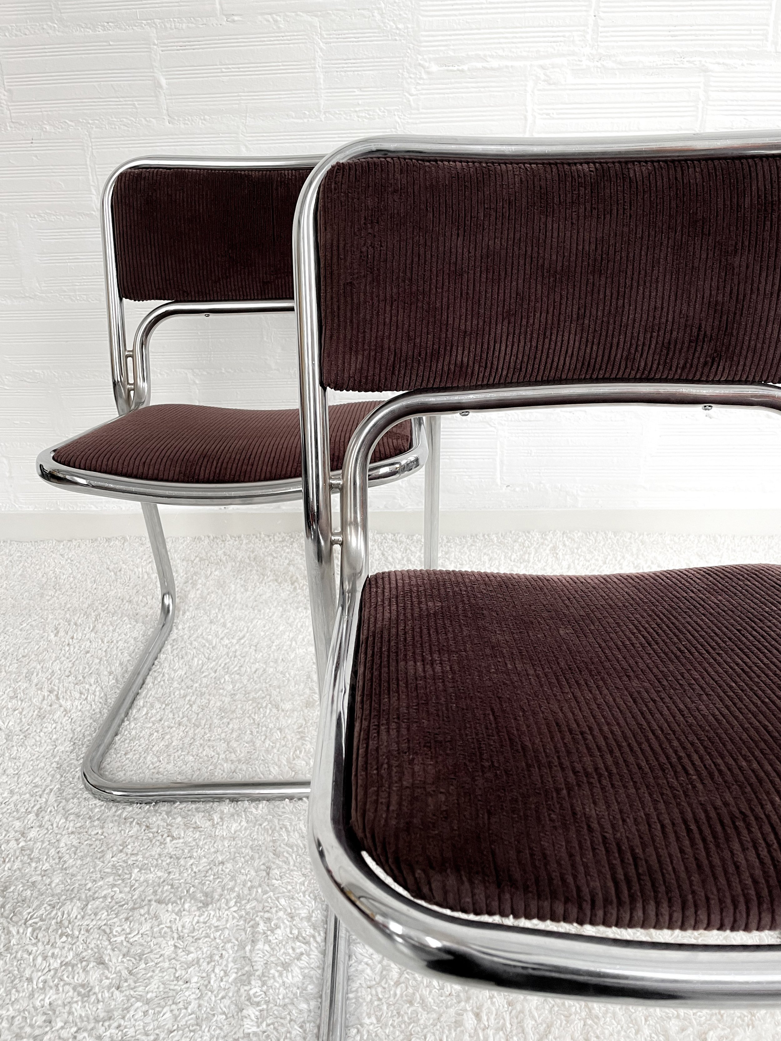 Silla cantilever. Italia 70s. Tapizado, pana chocolate. Monda Lironda Vintage