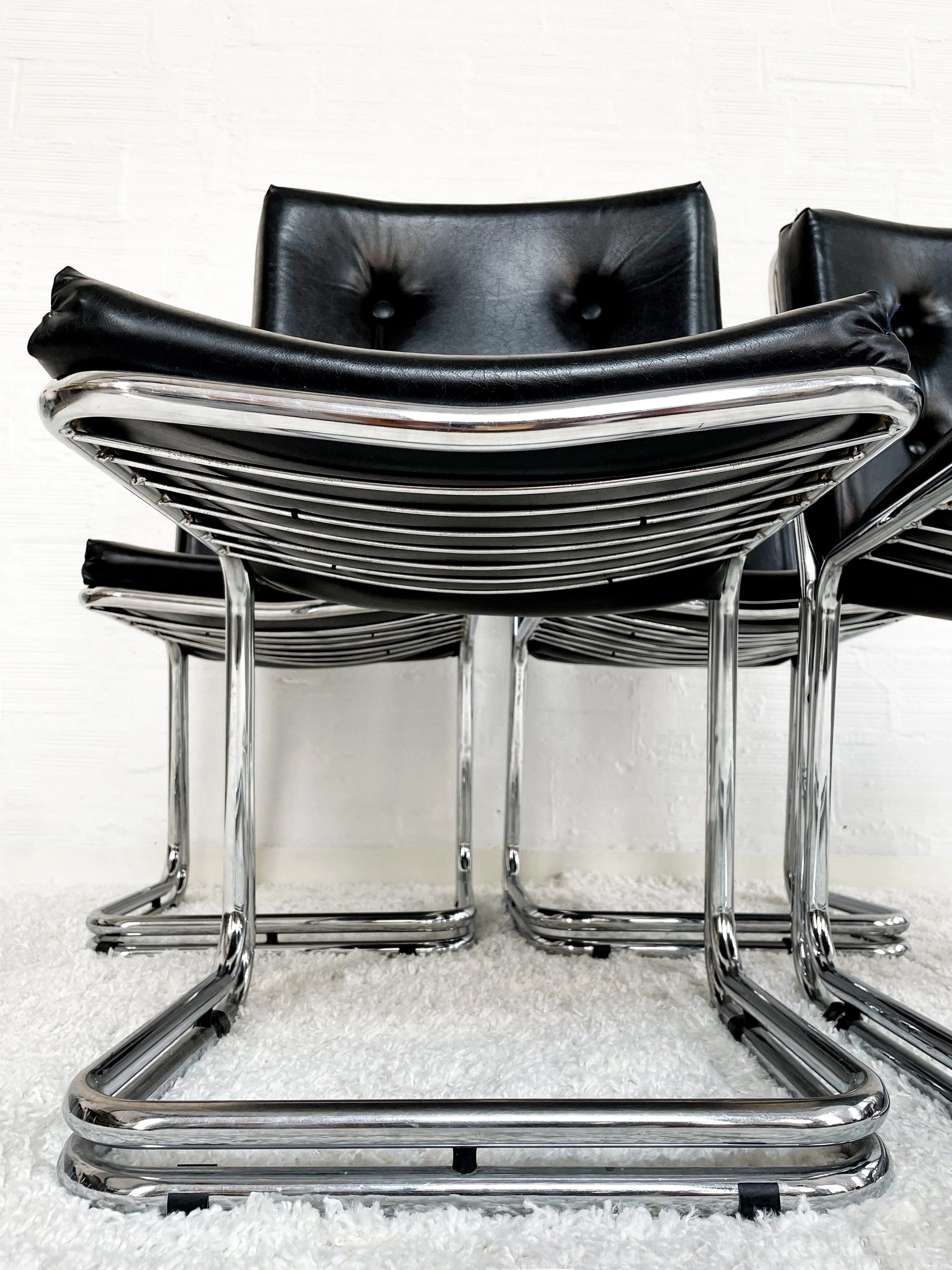 Silla Mid-century con estructura tubular cromada doble. Color negro. Monda Lironda Vintage