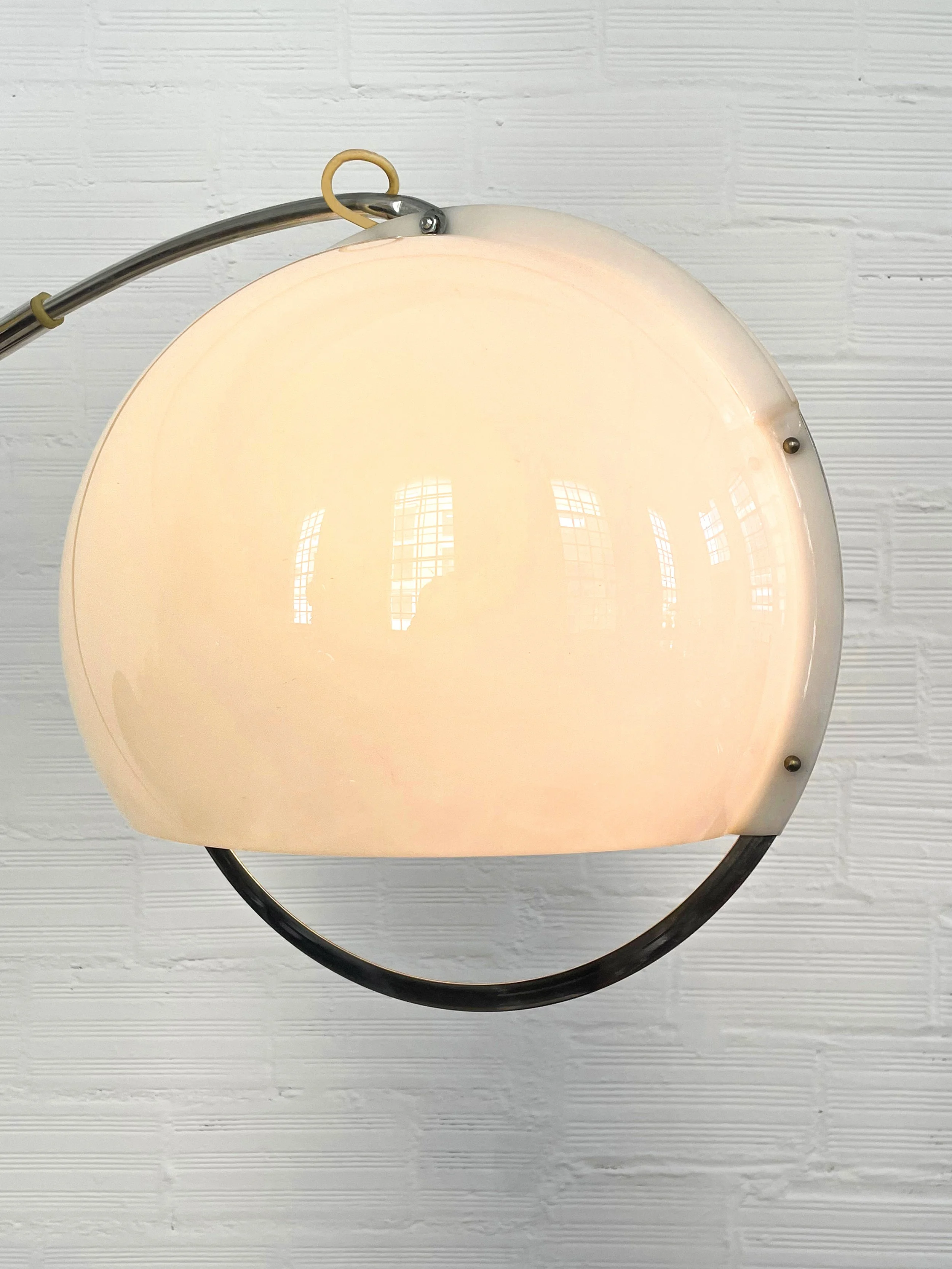 Lámpara de arco modelo Bow de Guzzini, Italia, circa años 60. Monda Lironda Vintage