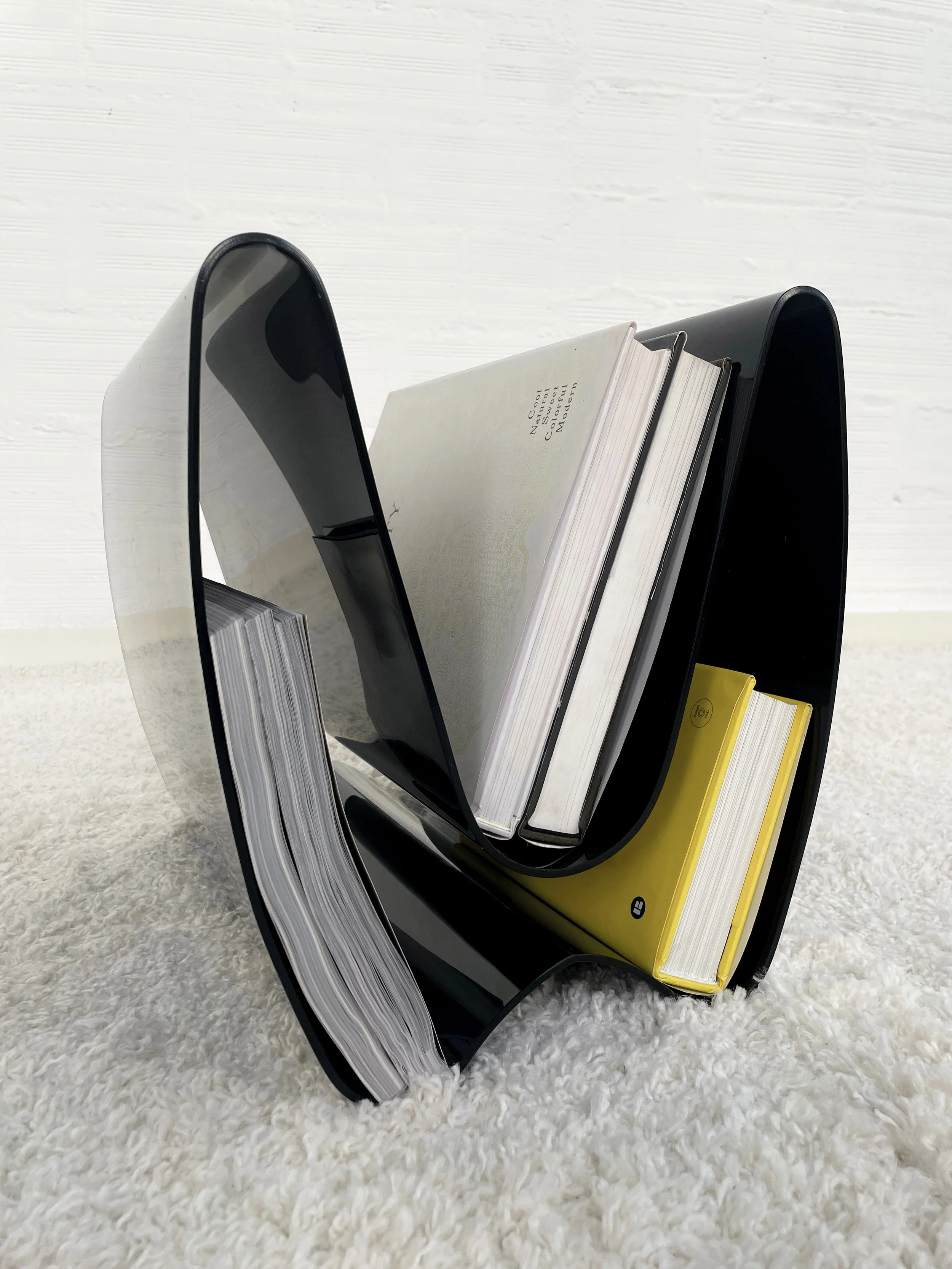 Revistero postmoderno de plexiglás. Italia 80s. Monda Lironda Vintage