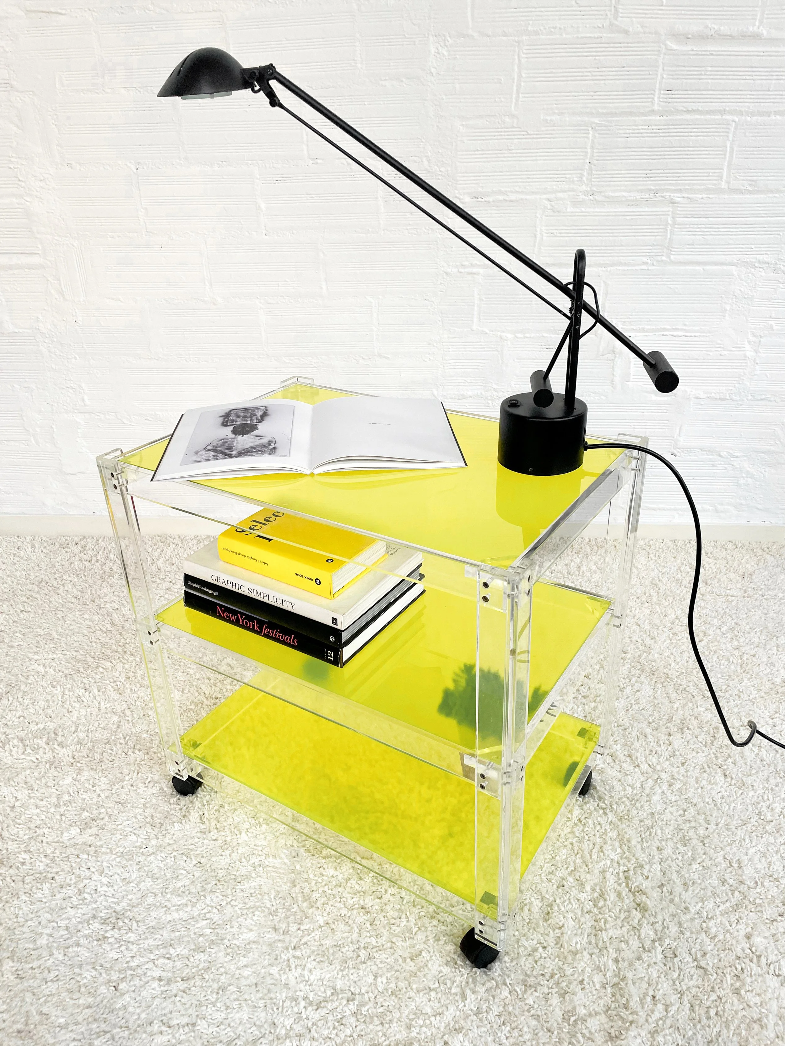 Mesa auxiliar de metacrilato. Vintage. Spain. 80s. Monda Lironda Vintage