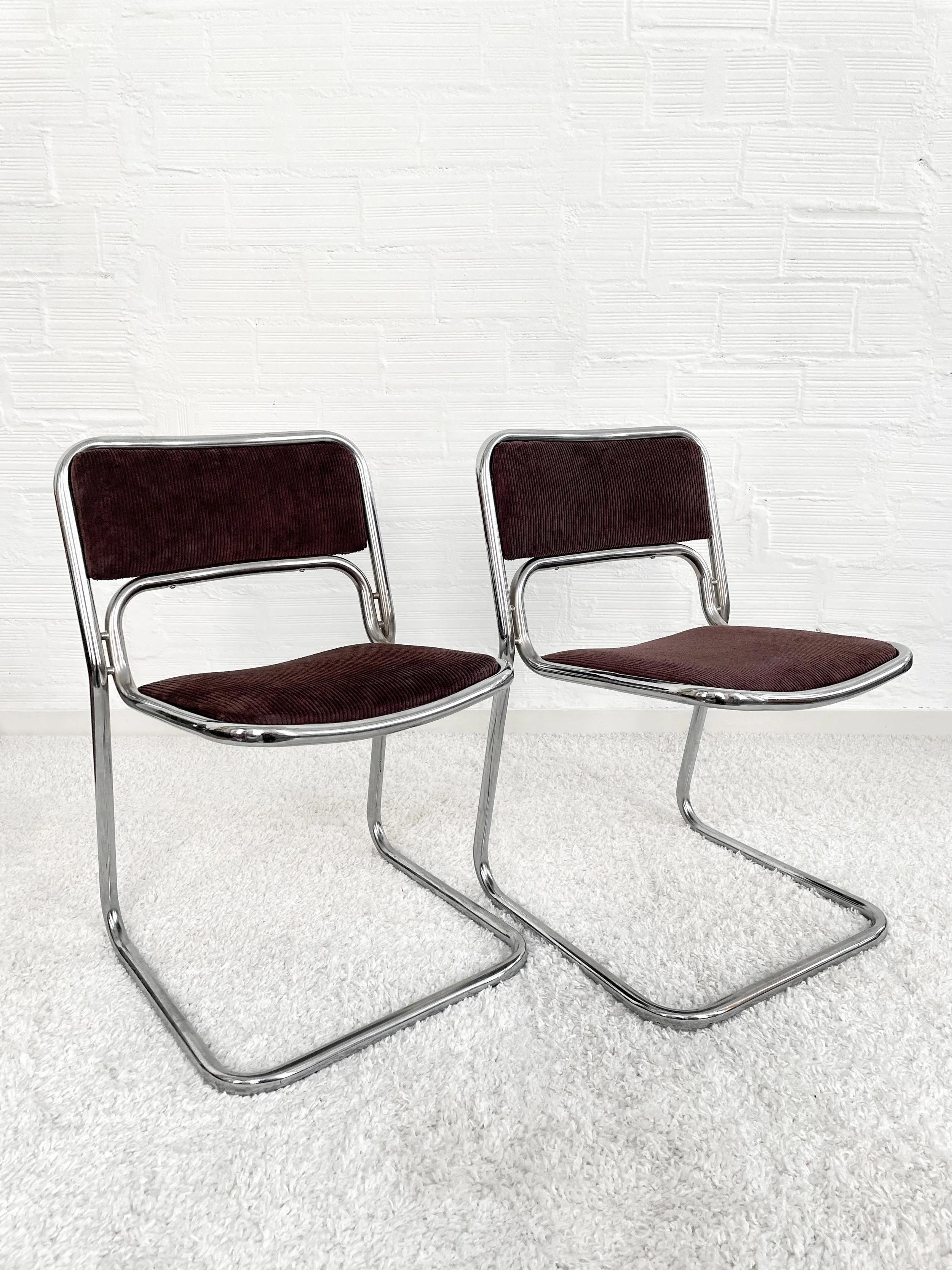 Silla cantilever. Italia 70s. Tapizado, pana chocolate. Monda Lironda Vintage