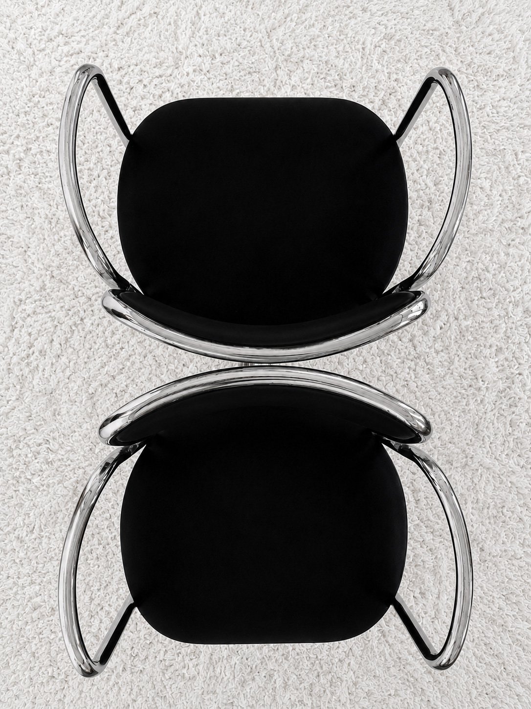 Silla vintage de estructura cromada doble y terciopelo negro. 70s. Monda Lironda Vintage
