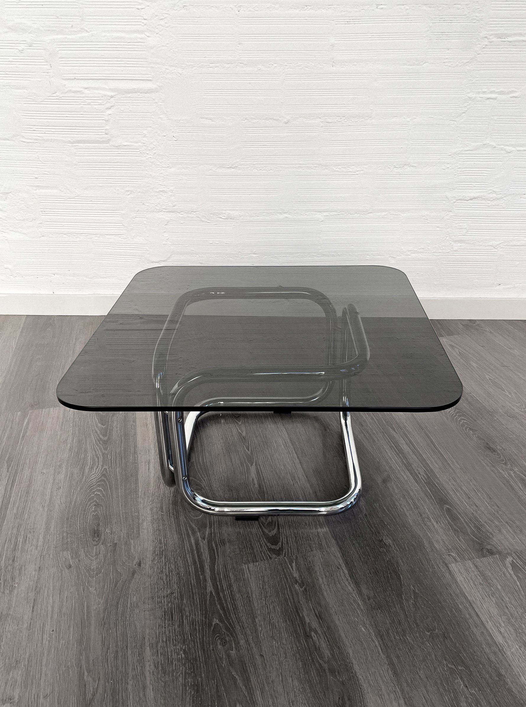 Mesa auxiliar cuadrada con estructura tubular cromada. Bauhaus. Monda Lironda Vintage