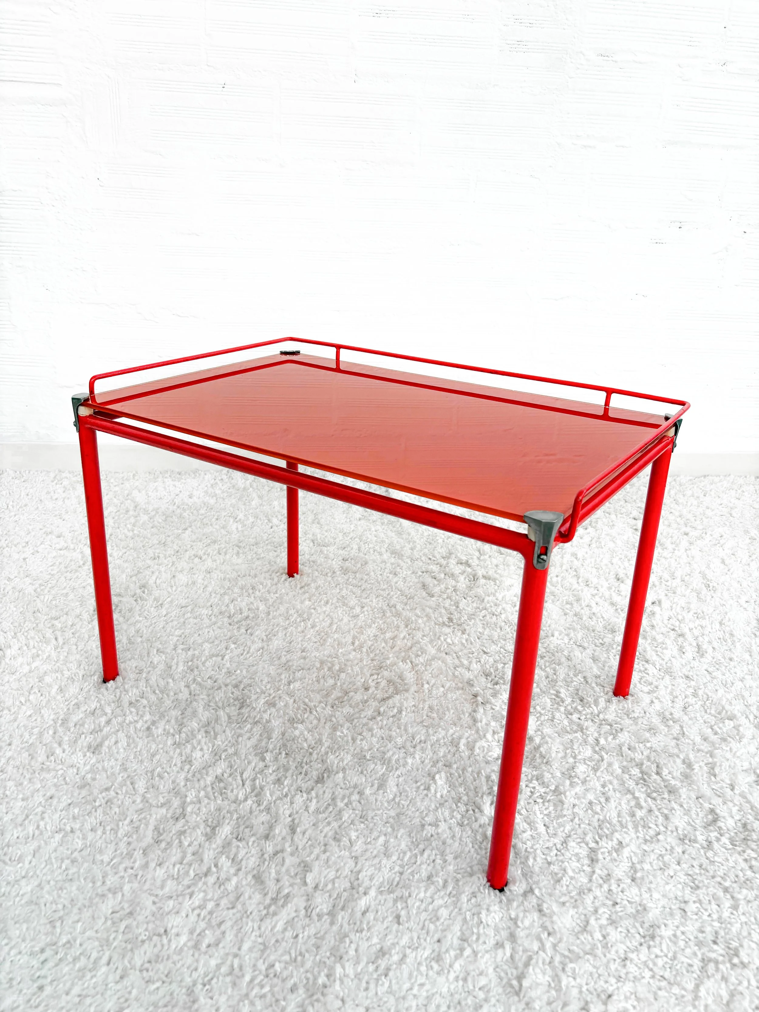 Mesa auxiliar roja con cristal. Vintage. 70s. Monda Lironda Vintage