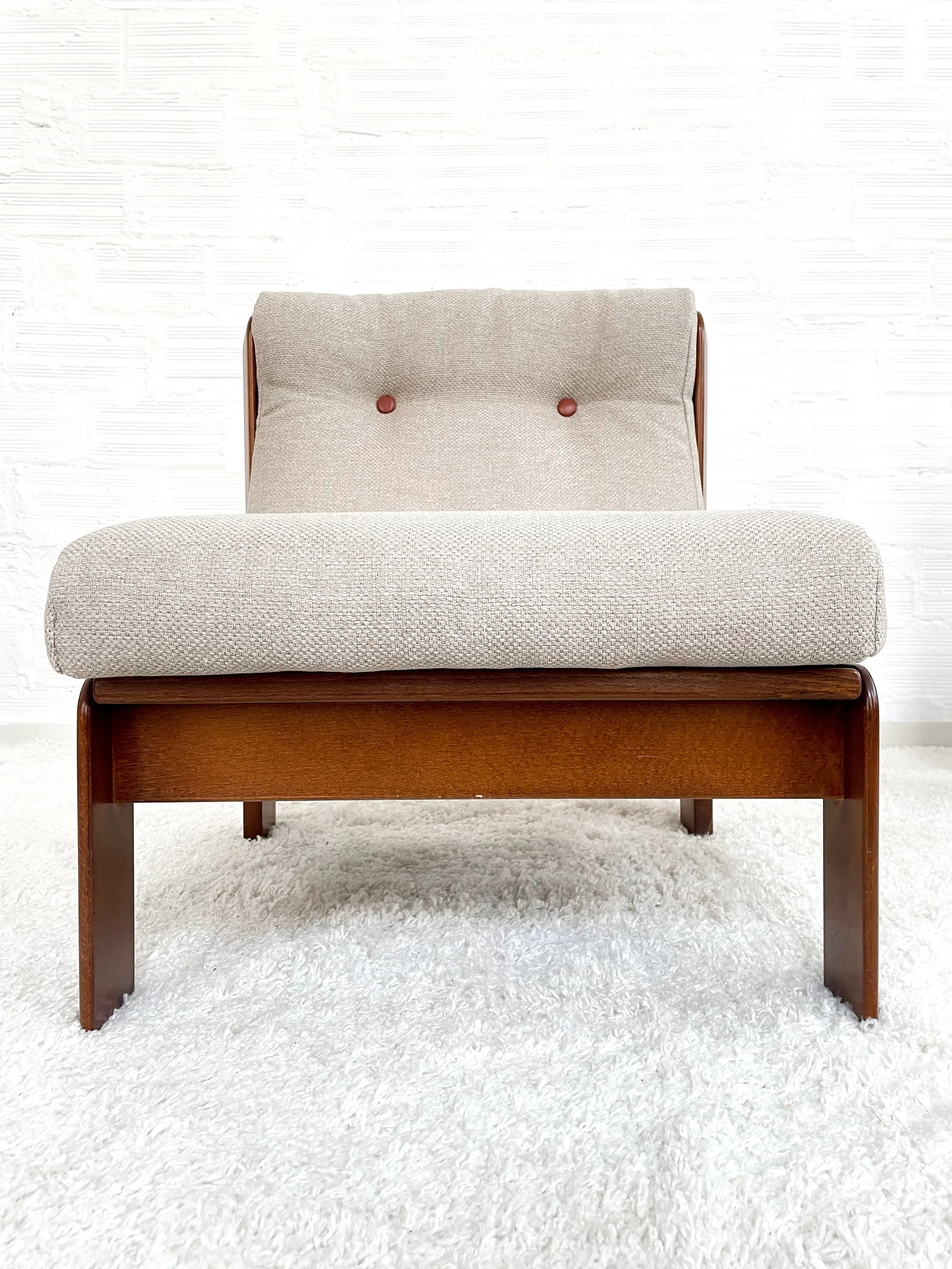 Butaca Guilleumas. Tapizada en crudo. Spain 70s. Monda Lironda Vintage