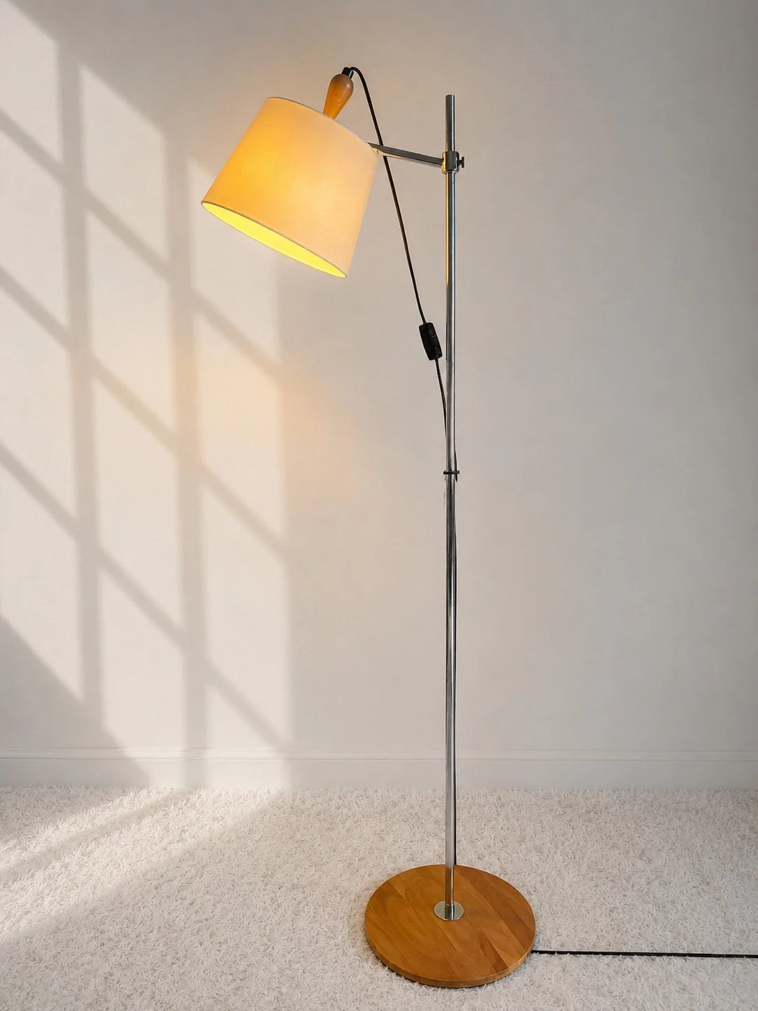 Lámpara de pie regulable en cromo y madera, circa 1980. Monda Lironda Vintage