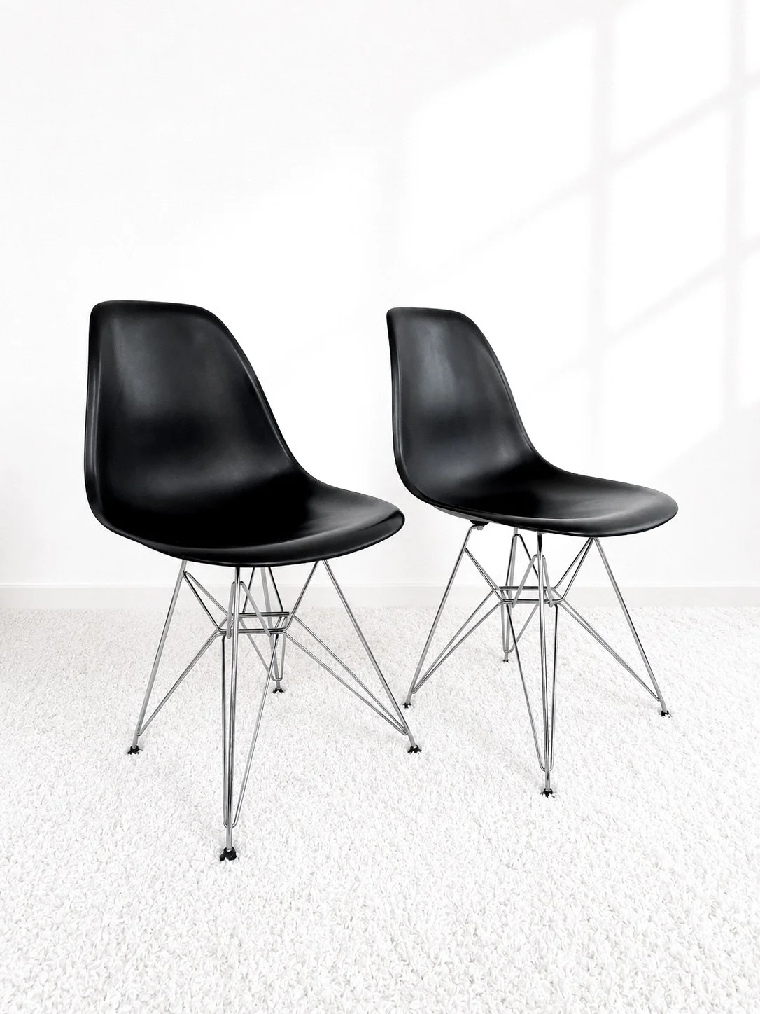 Sillas DSR de Vitra, diseñadas por Ray y Charles Eames. Monda Lironda Vintage