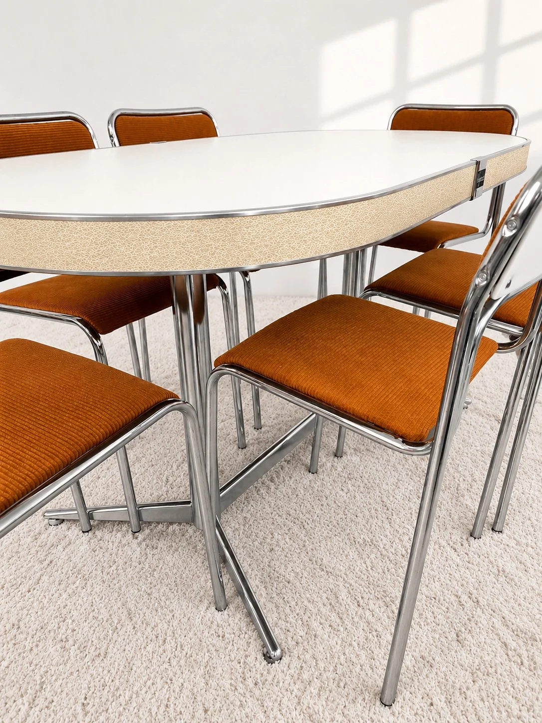 Mesa comedor ovalada Vegasa. Perfil piel blanco. 60s. Monda Lironda Vintage