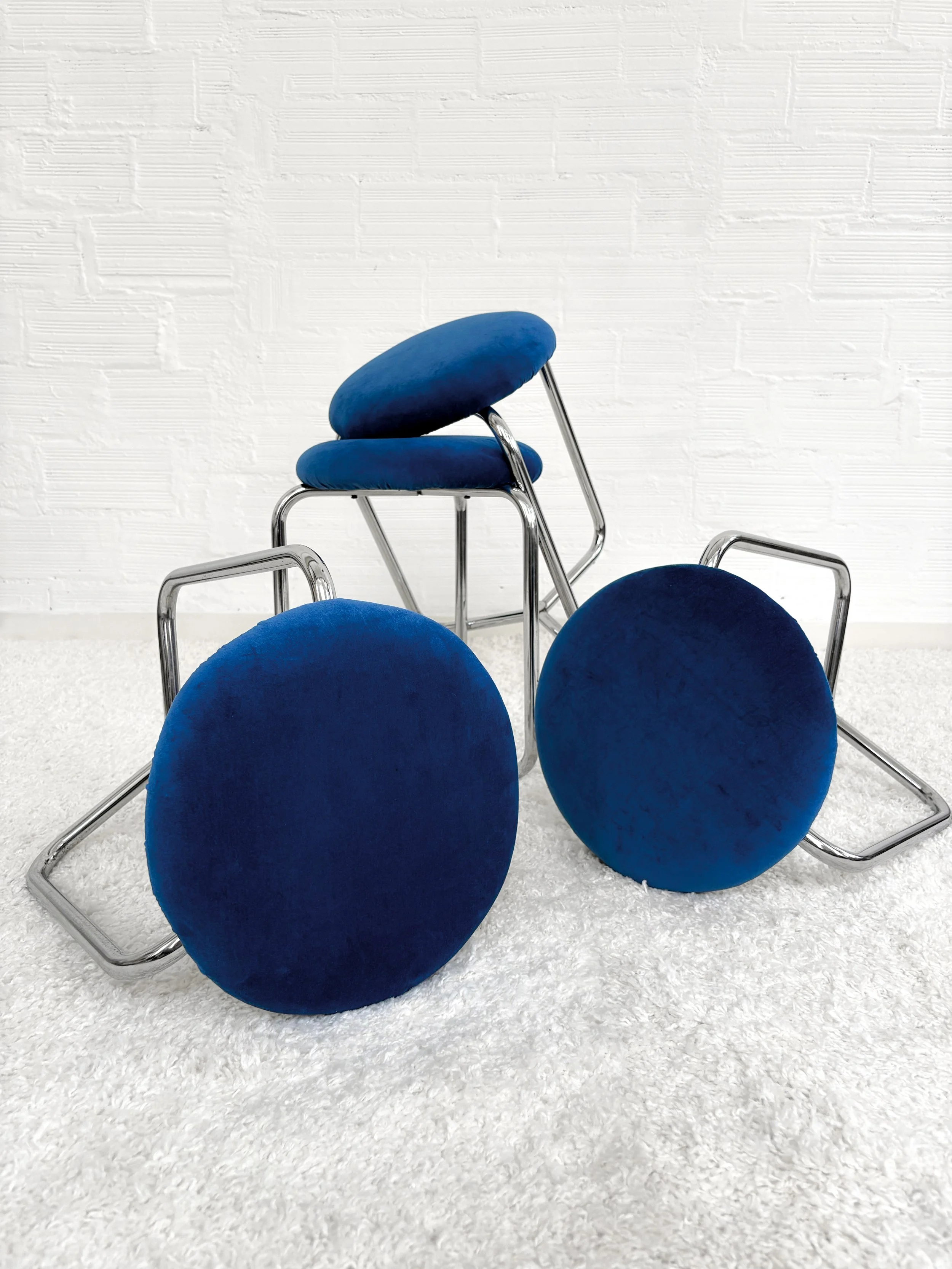 Taburetes bajos space age. Azul índigo. Estructura cromada. 70s. Monda Lironda Vintage