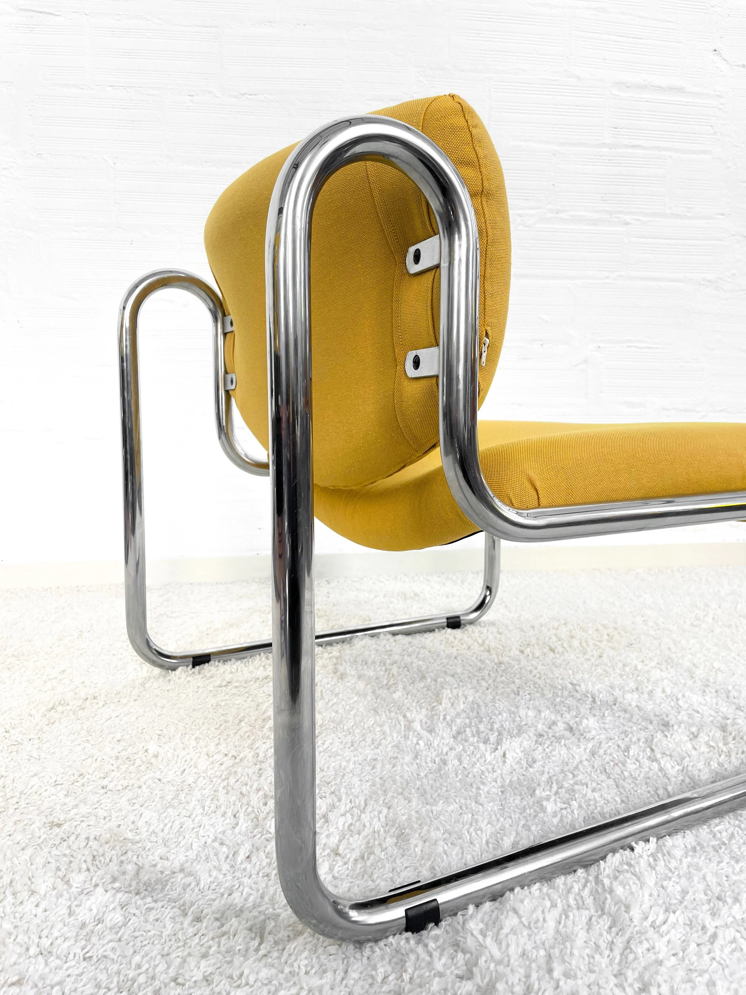 Butaca Egara. Tapizado mostaza. Italia 70s. Monda Lironda Vintage