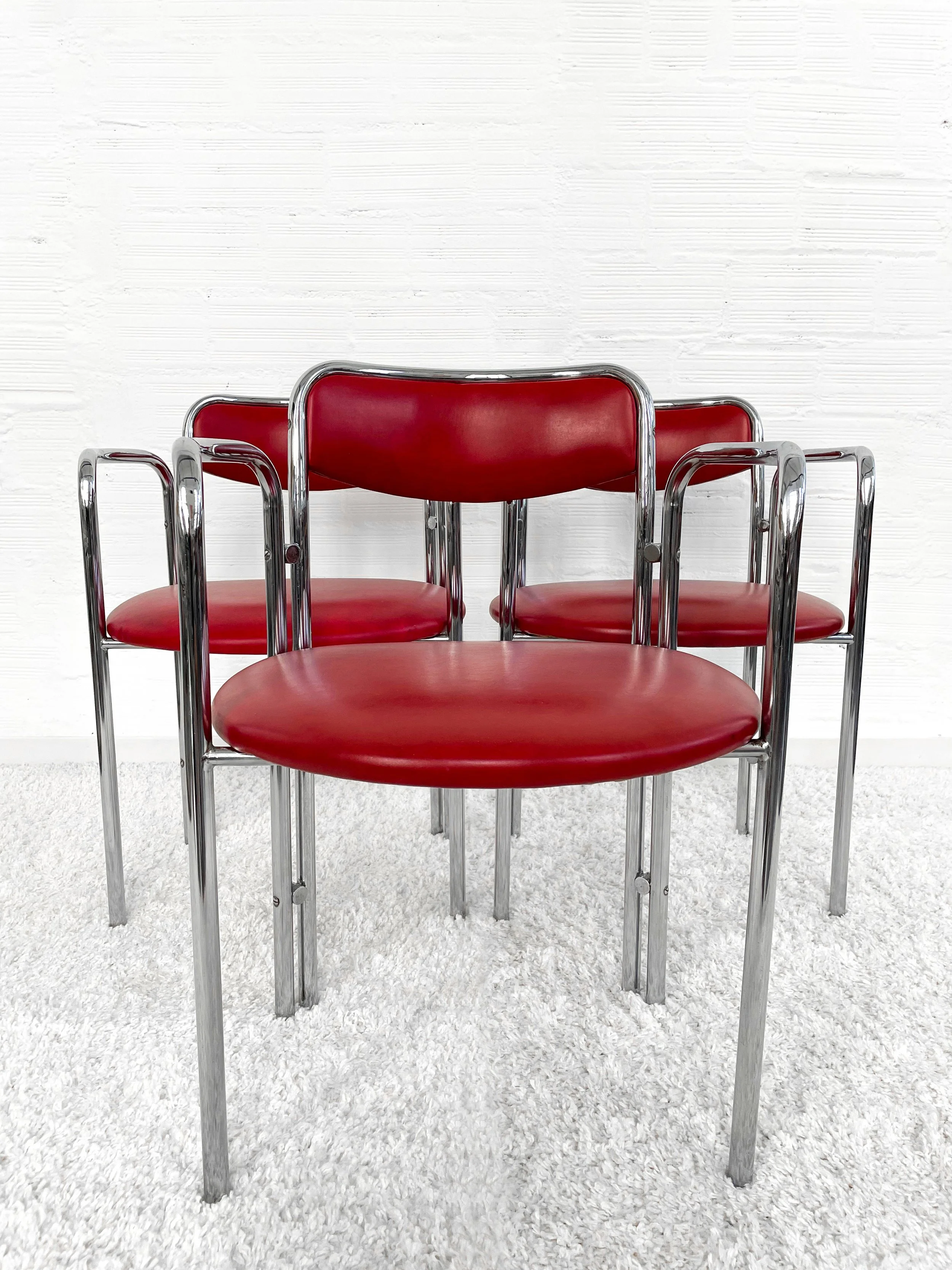 Silla vintage de estructura cromada doble y escay burdeos. 70s. Monda Lironda Vintage