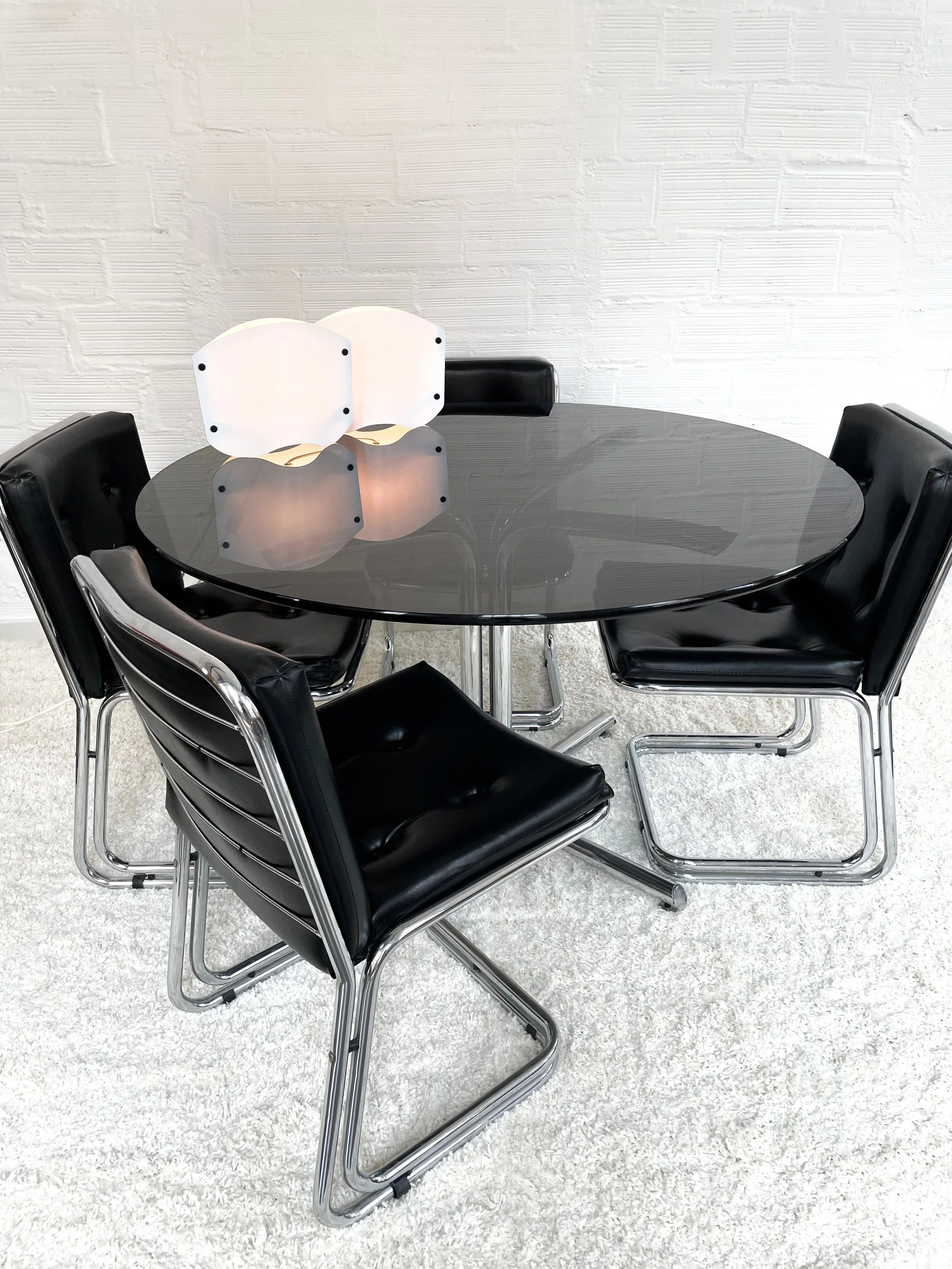Silla Mid-century con estructura tubular cromada doble. Color negro. Monda Lironda Vintage