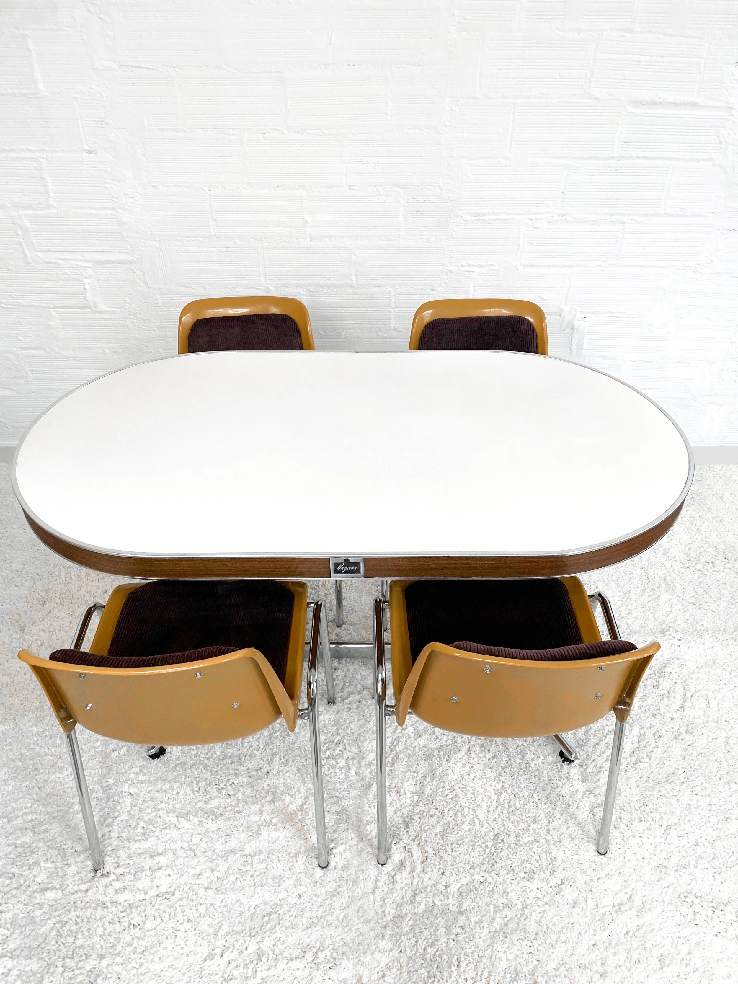 Mesa comedor ovalada Vegasa. Color Nogal. 60s. Monda Lironda Vintage