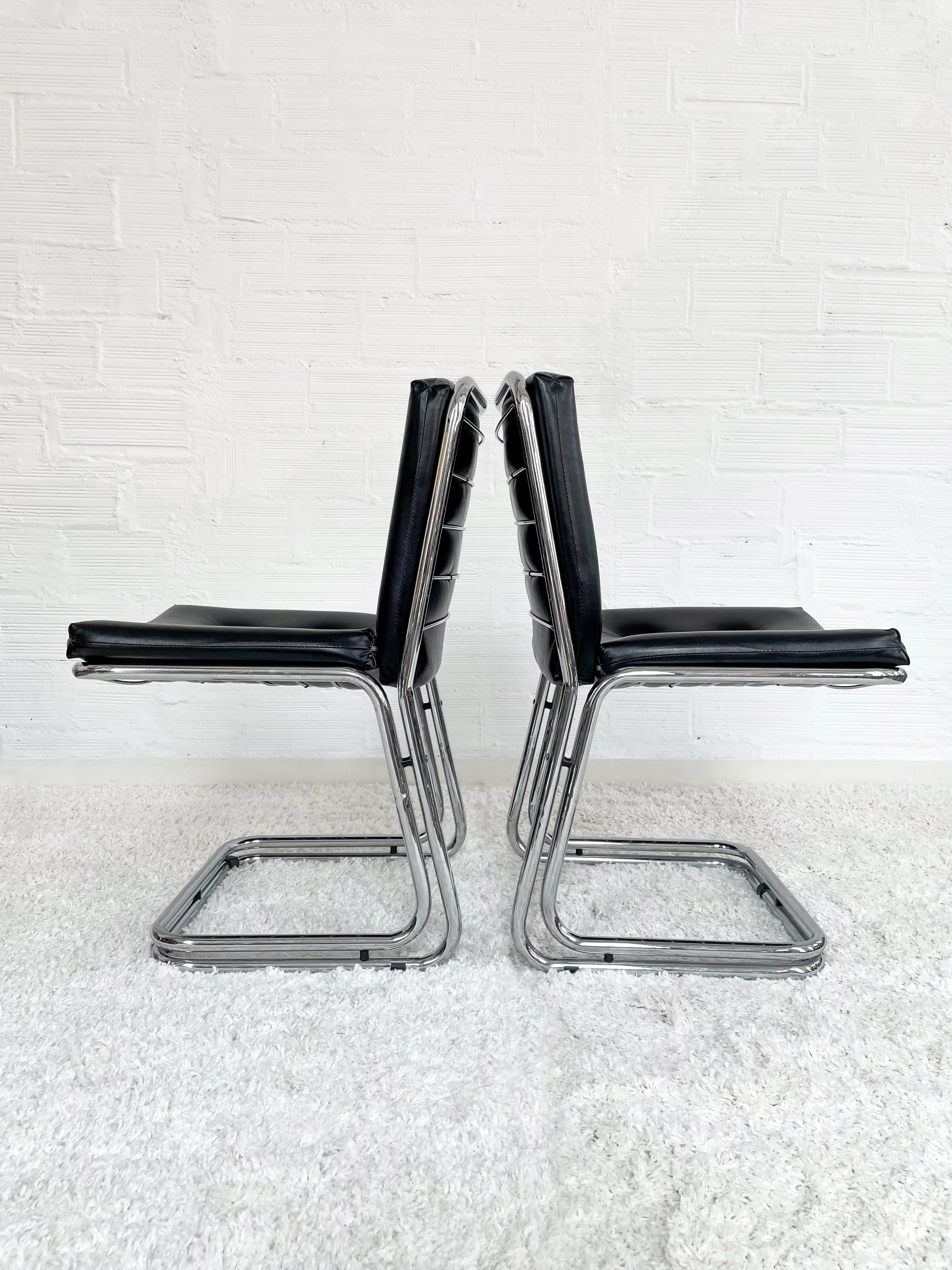 Silla Mid-century con estructura tubular cromada doble. Color negro. Monda Lironda Vintage