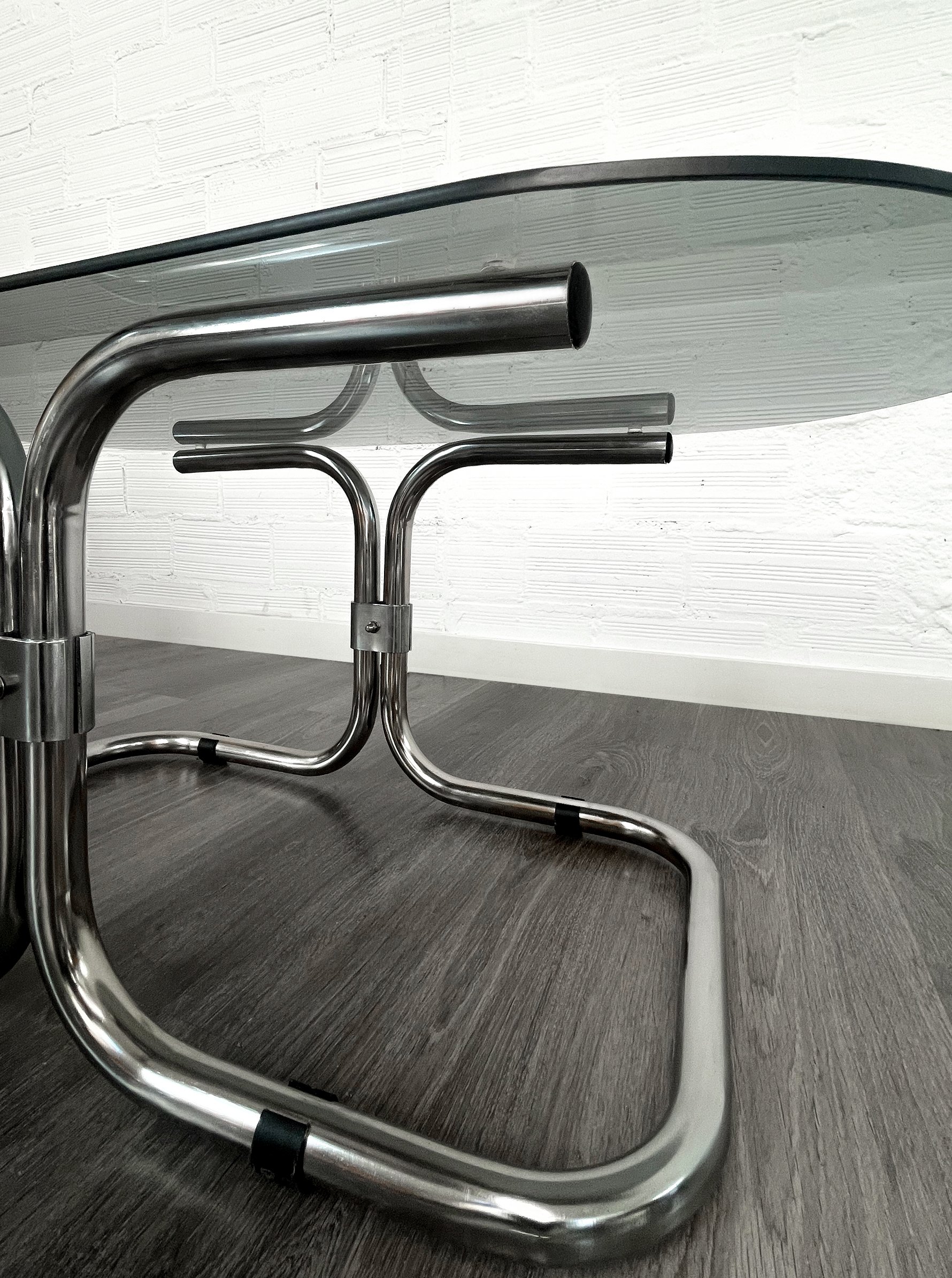 Mesa auxiliar ovalada con estructura tubular cromada. 70s. Monda Lironda Vntage
