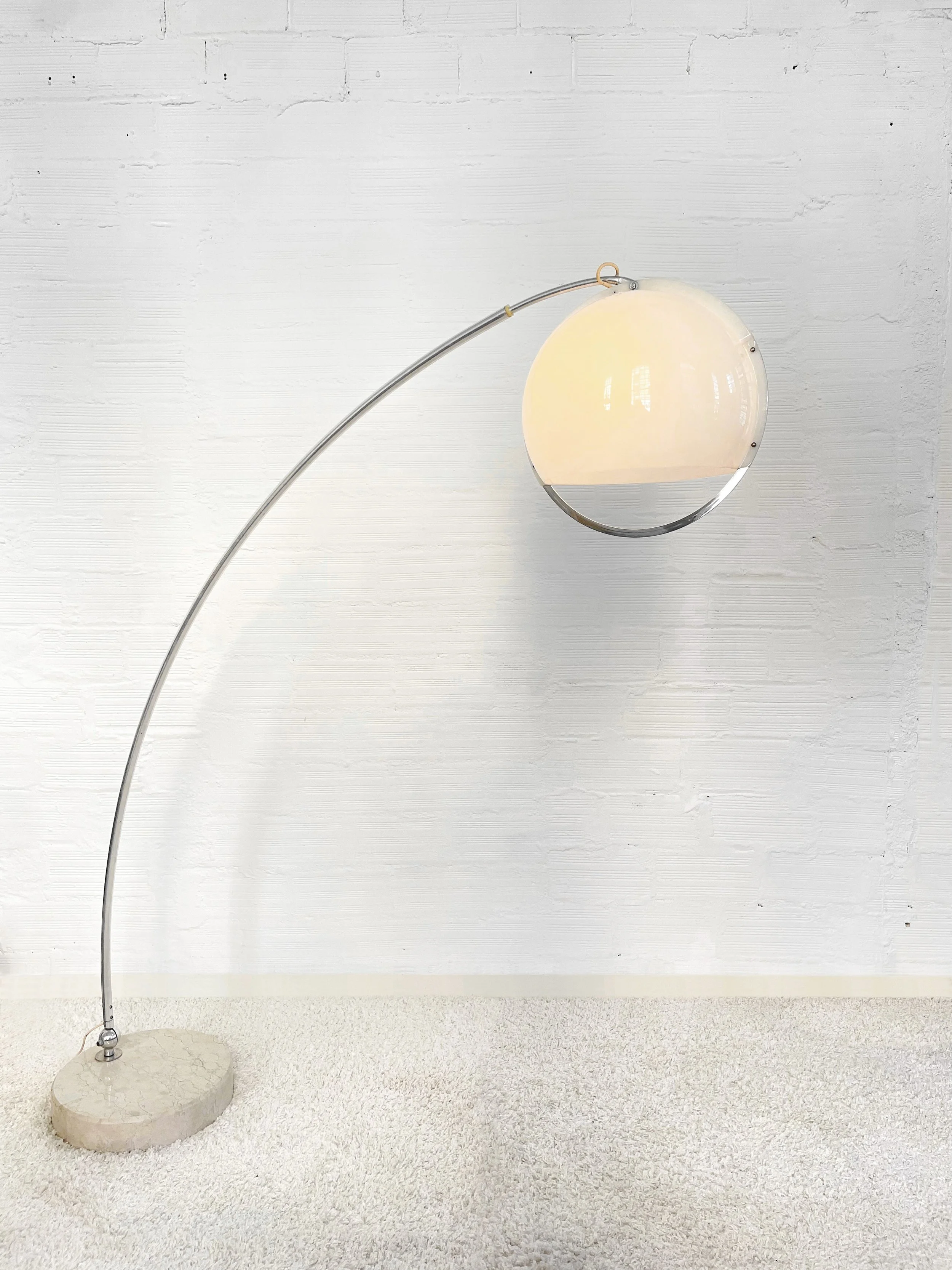 Lámpara de arco modelo Bow de Guzzini, Italia, circa años 60. Monda Lironda Vintage