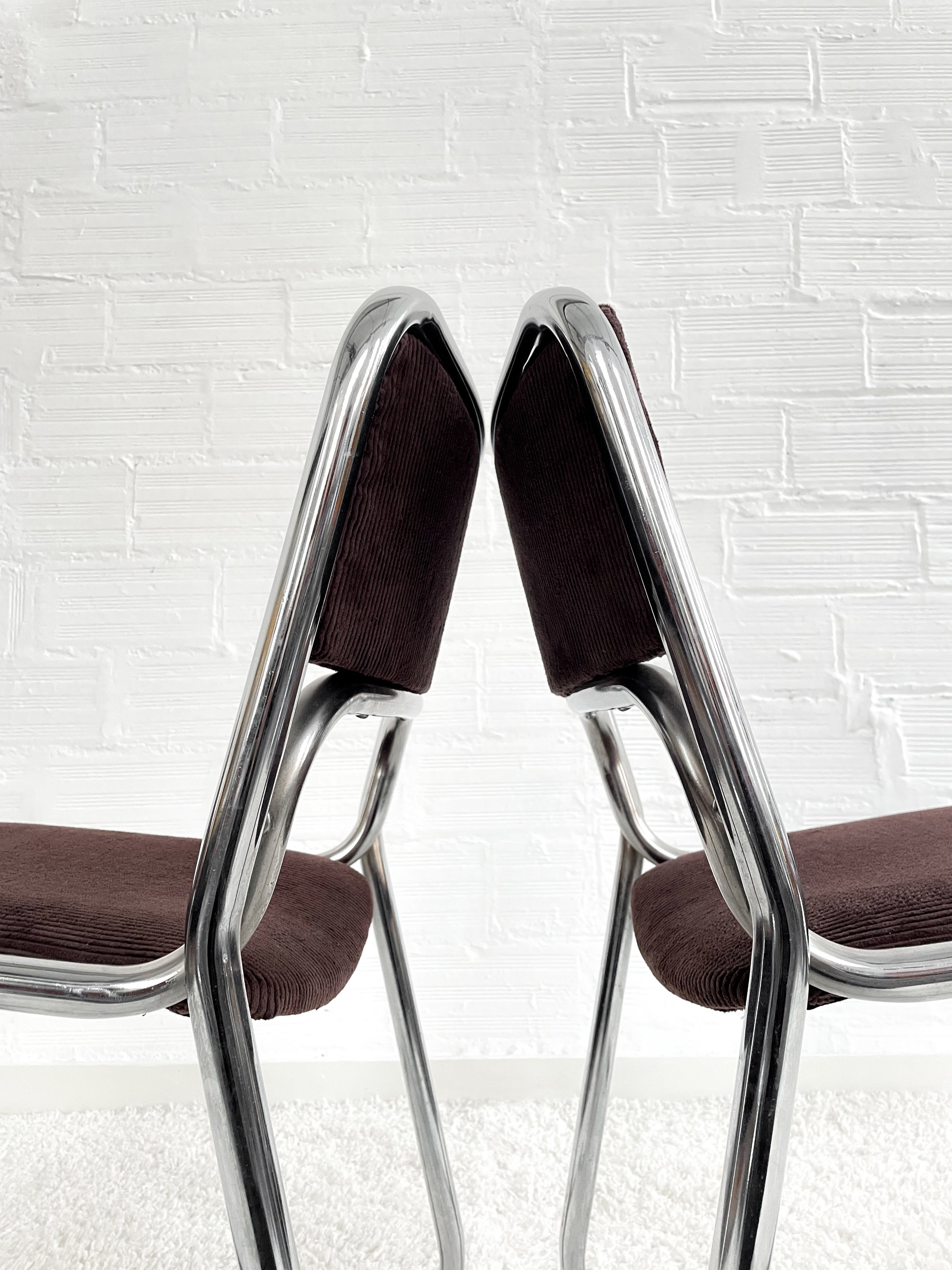 Silla cantilever. Italia 70s. Tapizado, pana chocolate. Monda Lironda Vintage