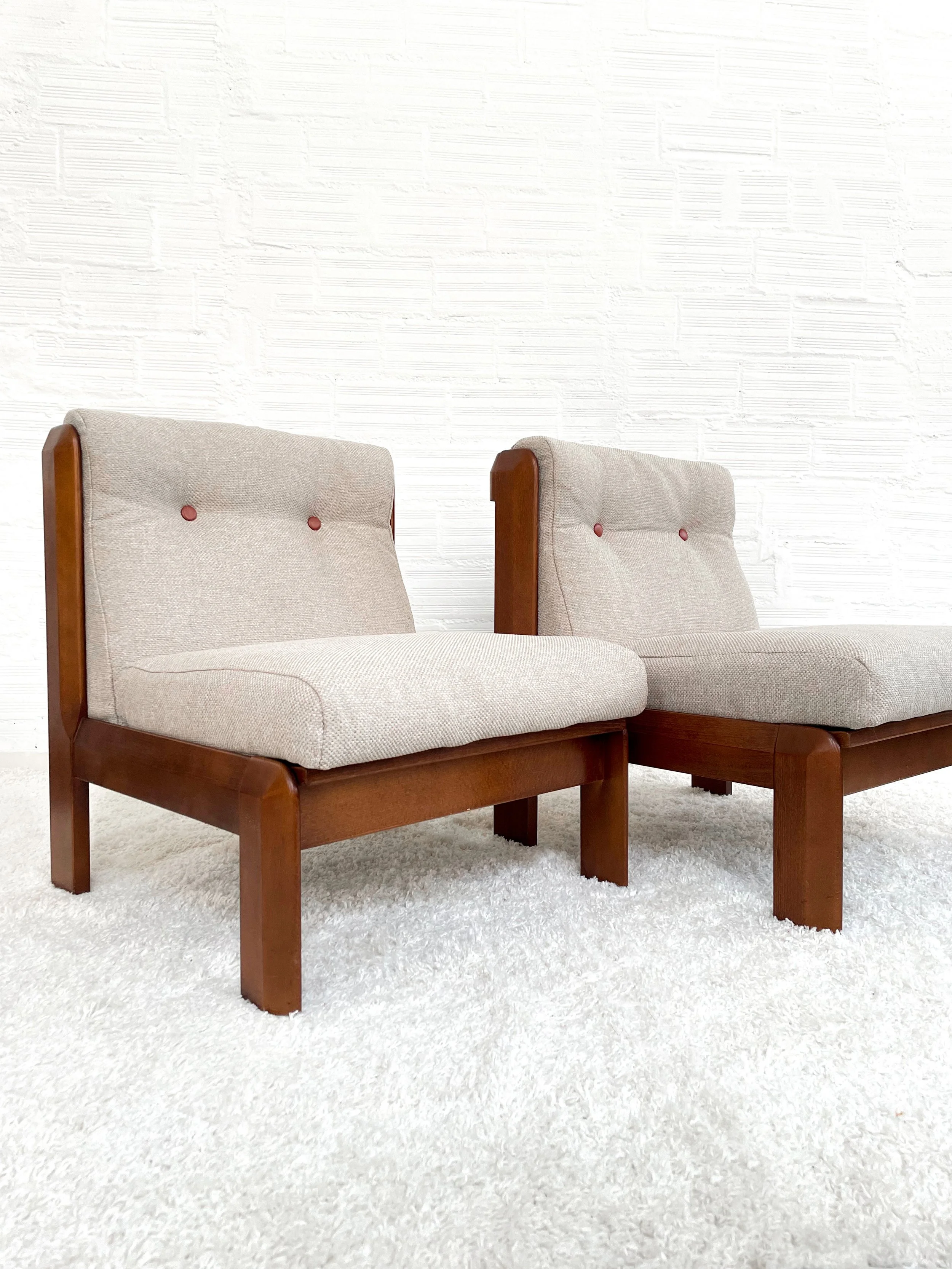 Butaca Guilleumas. Tapizada en crudo. Spain 70s. Monda Lironda Vintage