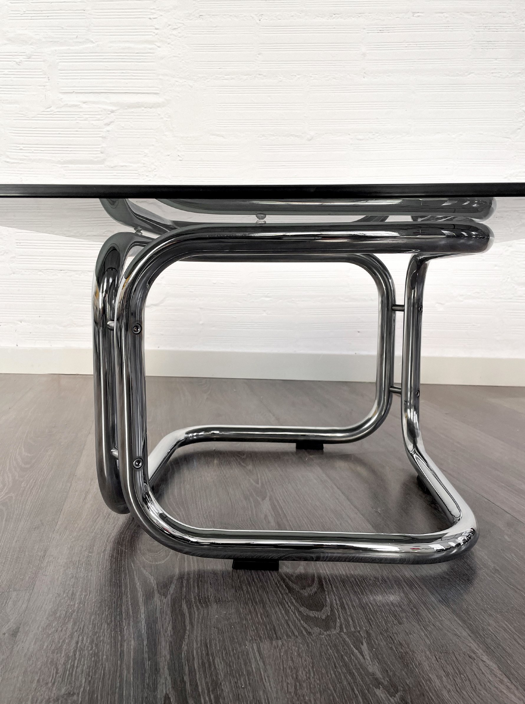 Mesa auxiliar cuadrada con estructura tubular cromada. Bauhaus. Monda Lironda Vintage