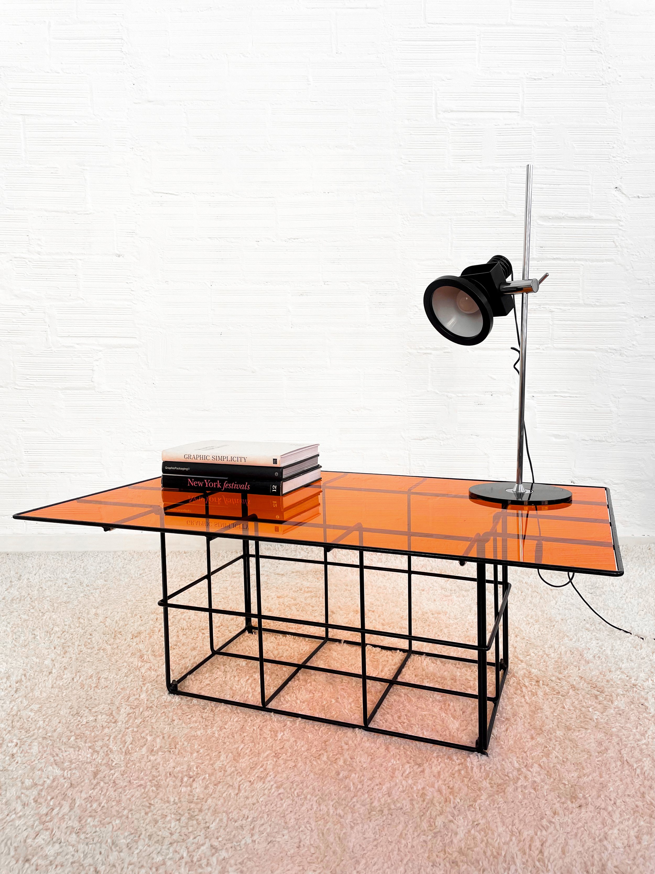 Mesa de centro vintage con rejilla de acero y metacrilato. 70s. Monda Lironda Vintage