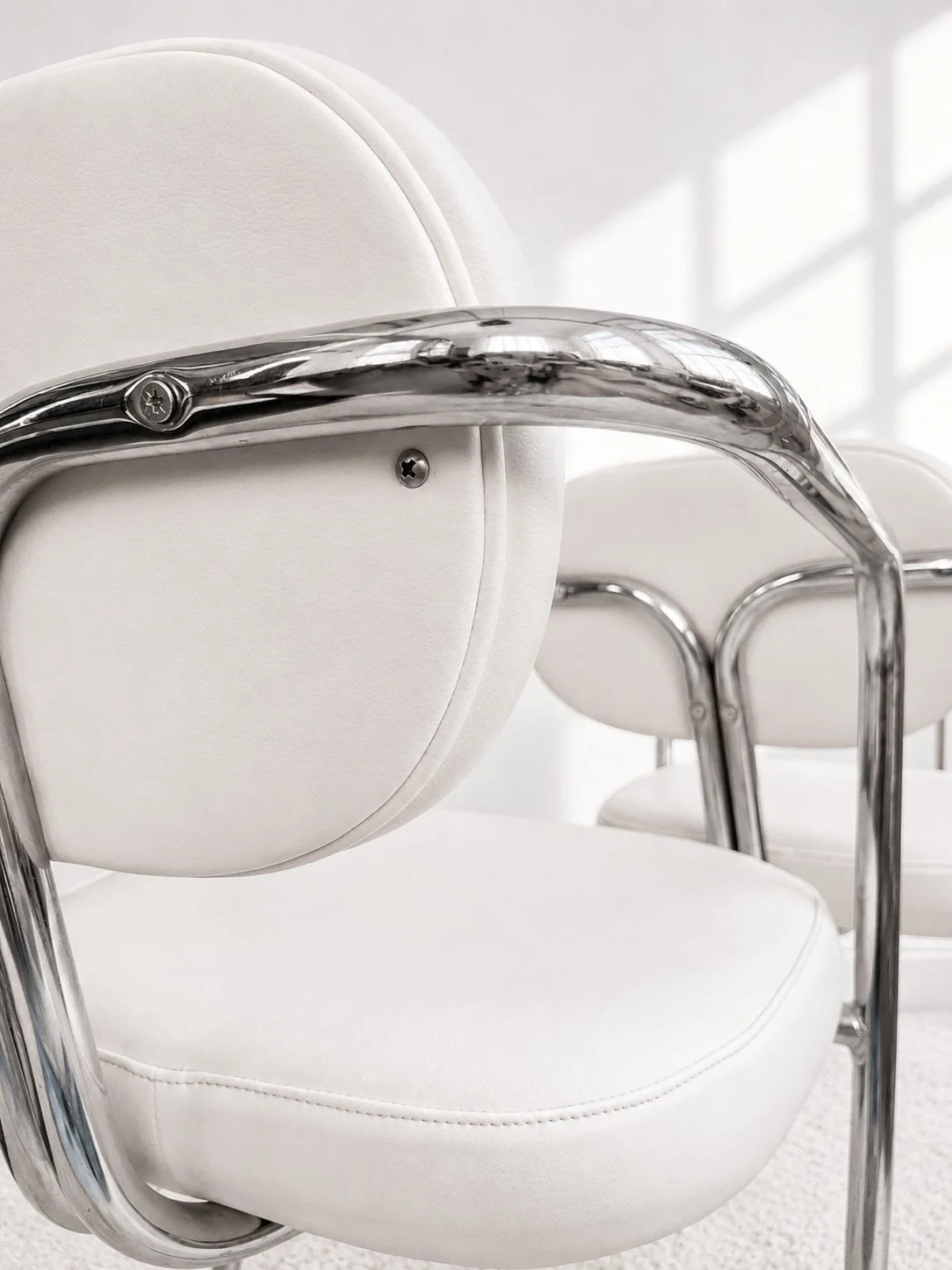 Sillas cantilever Space Age. Tapizado polipiel blanco. 70s. Monda Lironda Vintage
