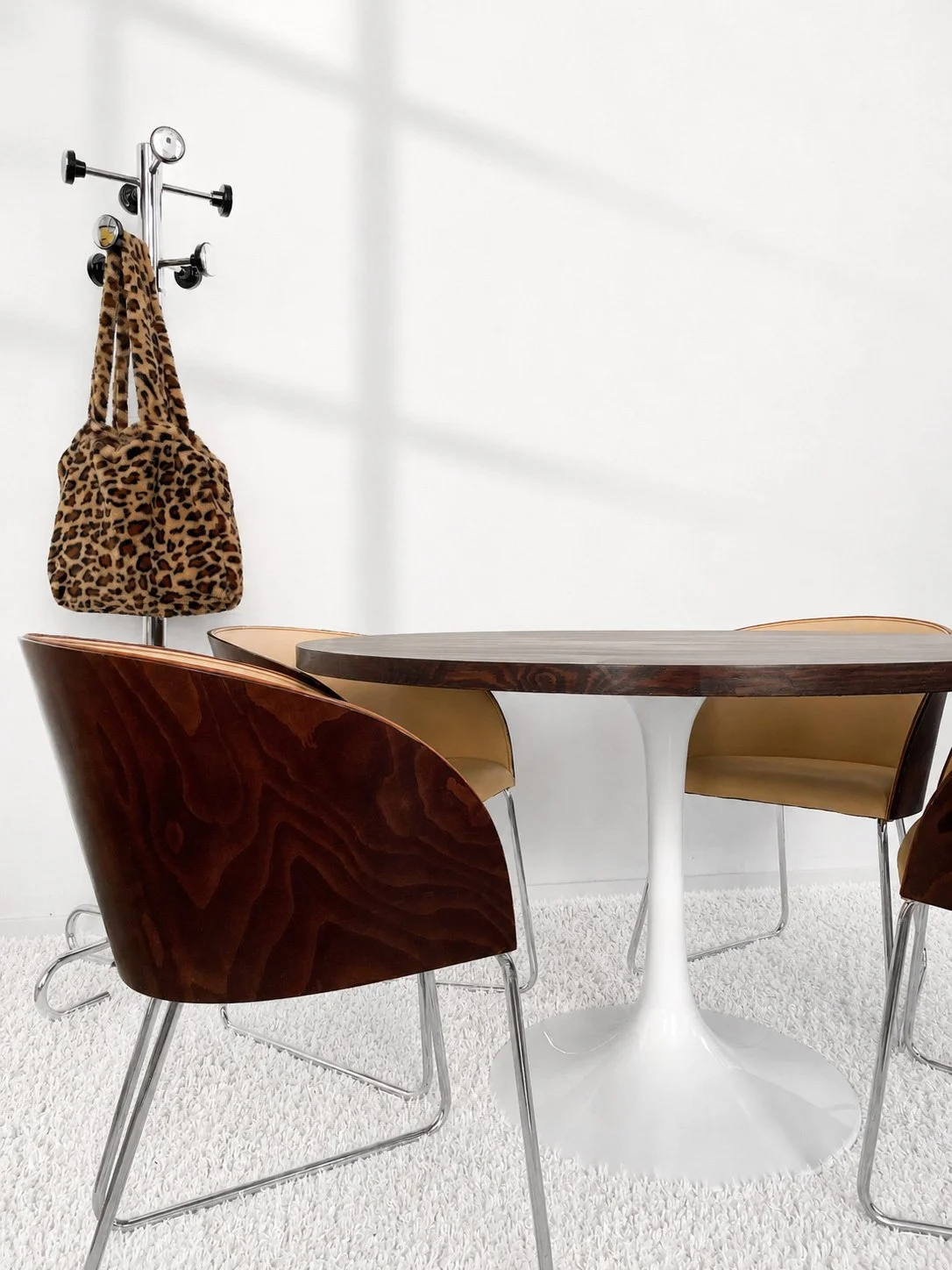 Mesa comedor vintage. Sobre de madera. Pie Tulip. Monda Lironda Vintage