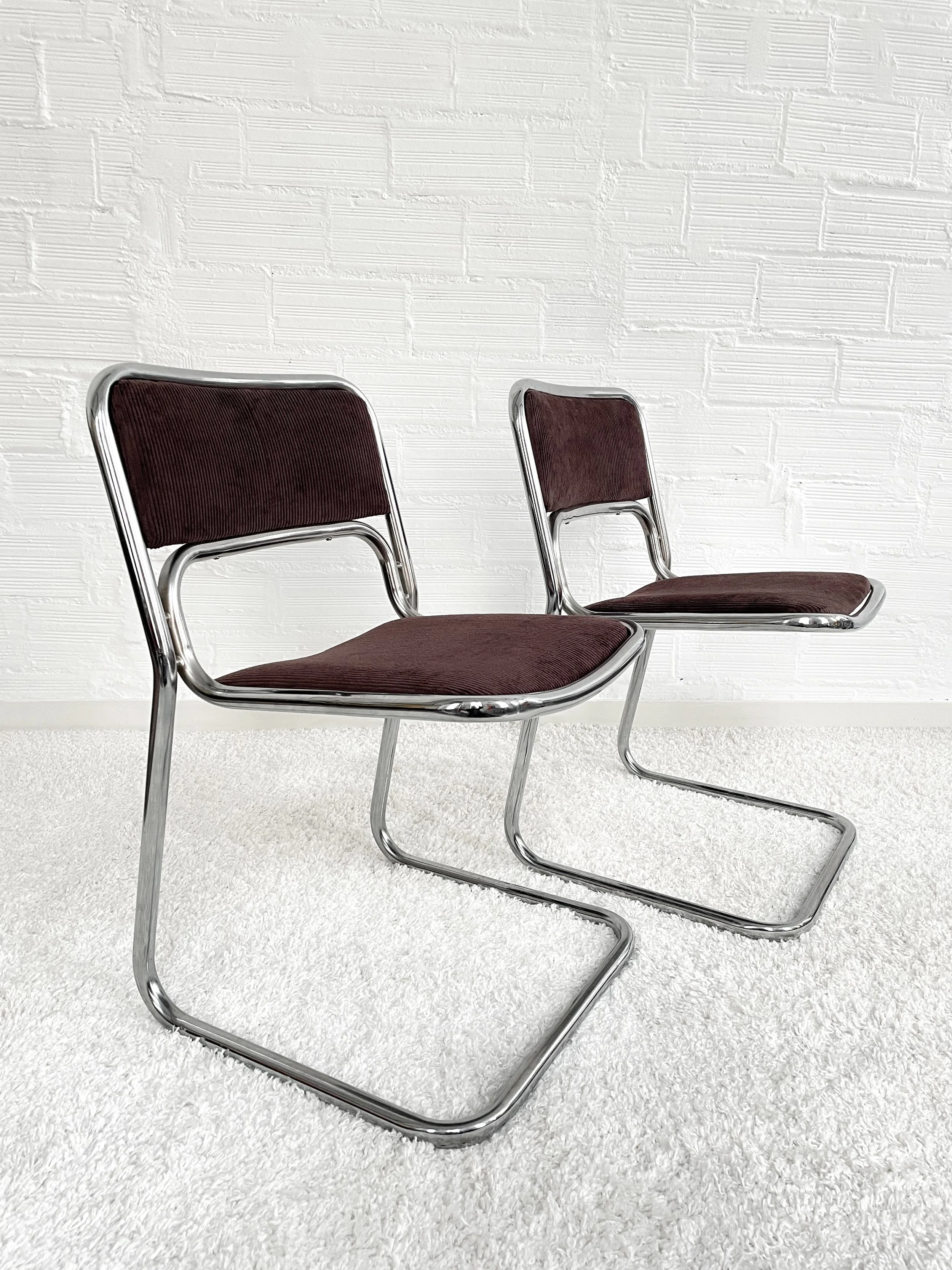 Silla cantilever. Italia 70s. Tapizado, pana chocolate. Monda Lironda Vintage