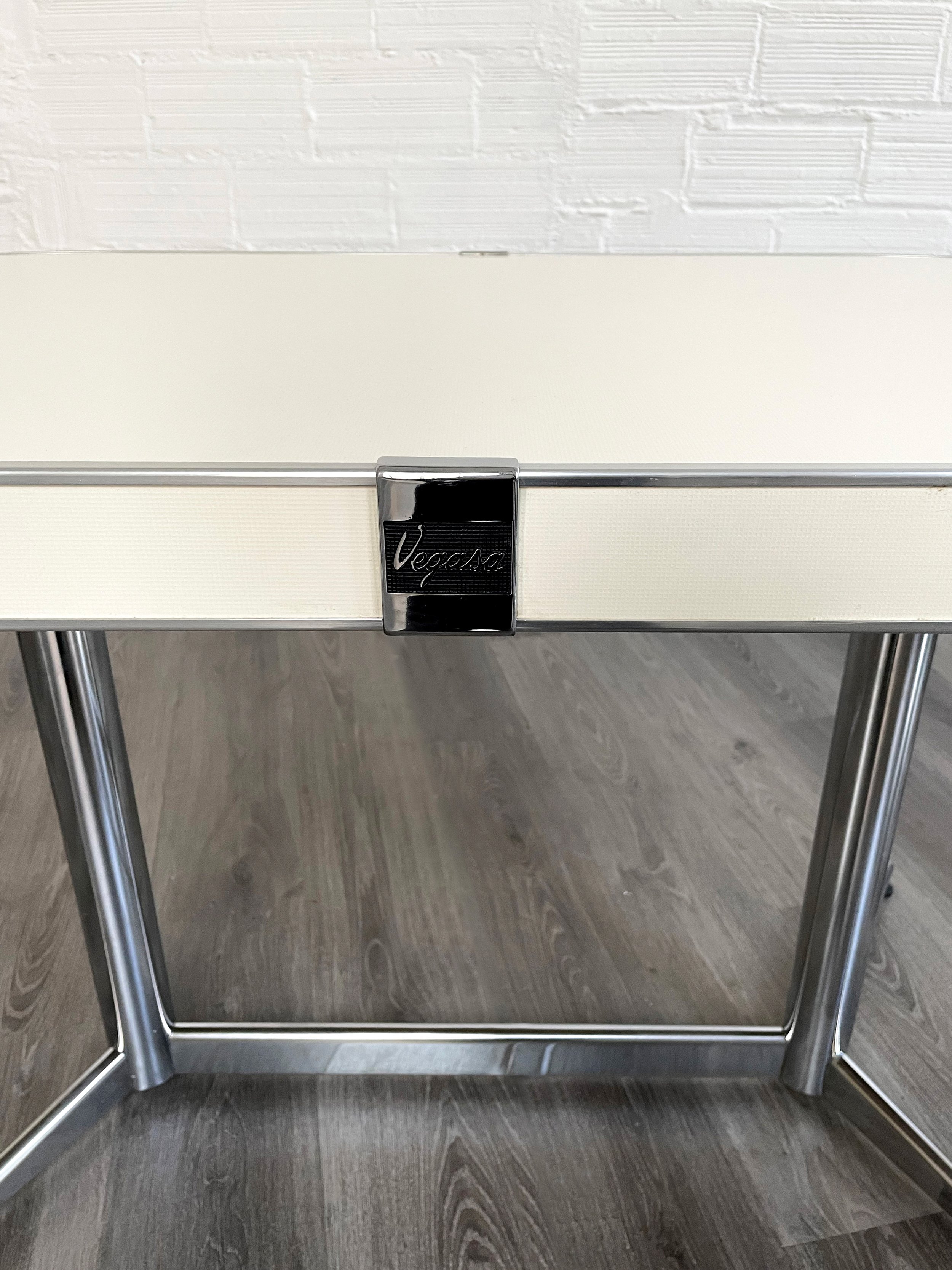 Mesa comedor ovalada Vegasa. Color blanco. 60s. Monda Lironda Vintage